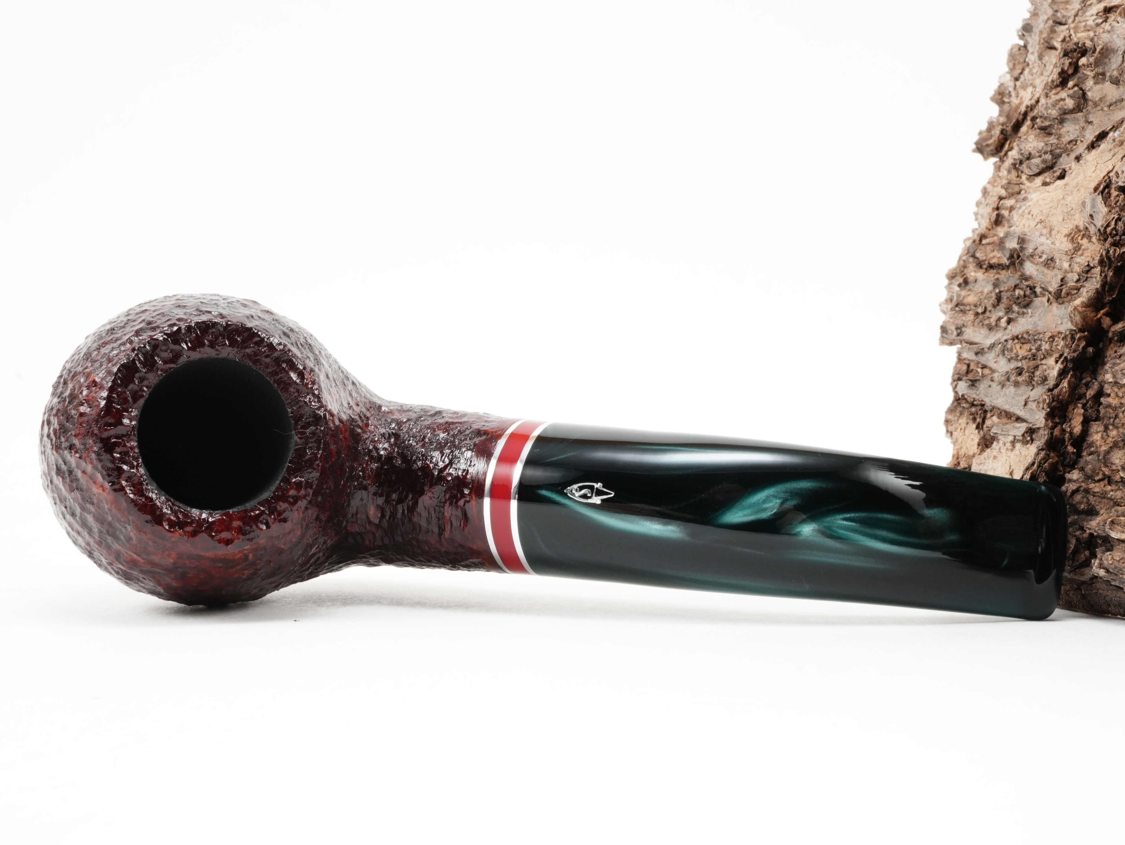 Flache Draufsicht auf die liegende Savinelli Saint Nicholas 2026 642 Pfeife mit Blick auf die rustizierte Apple-Form