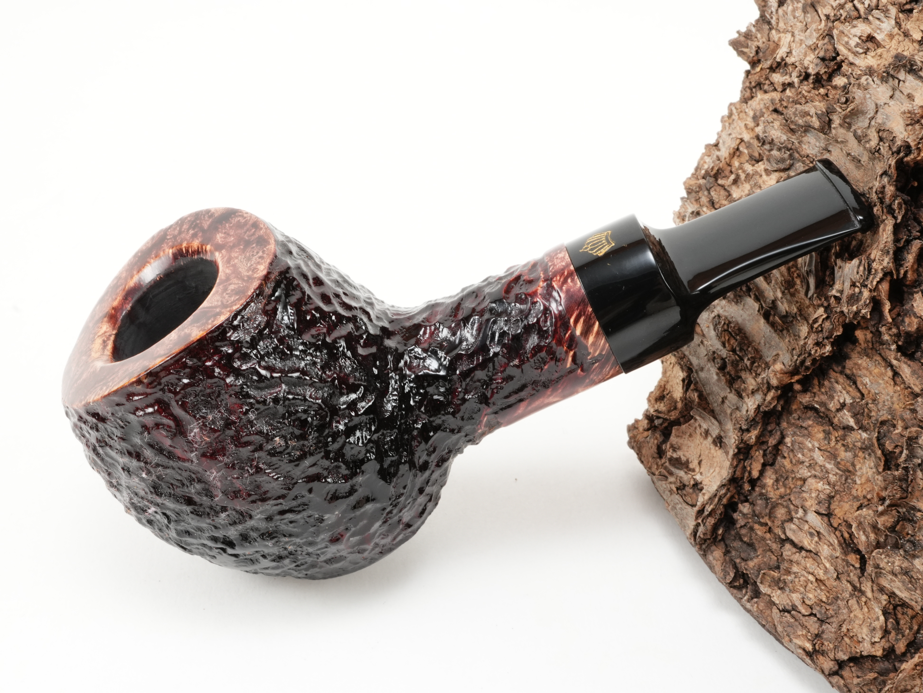 Poul Winslow Crown Viking Nr. 709 Standpfeife mit tief dunkelroter Rustizierung und braunglattem Kopfrand – Titelbild schräg von oben