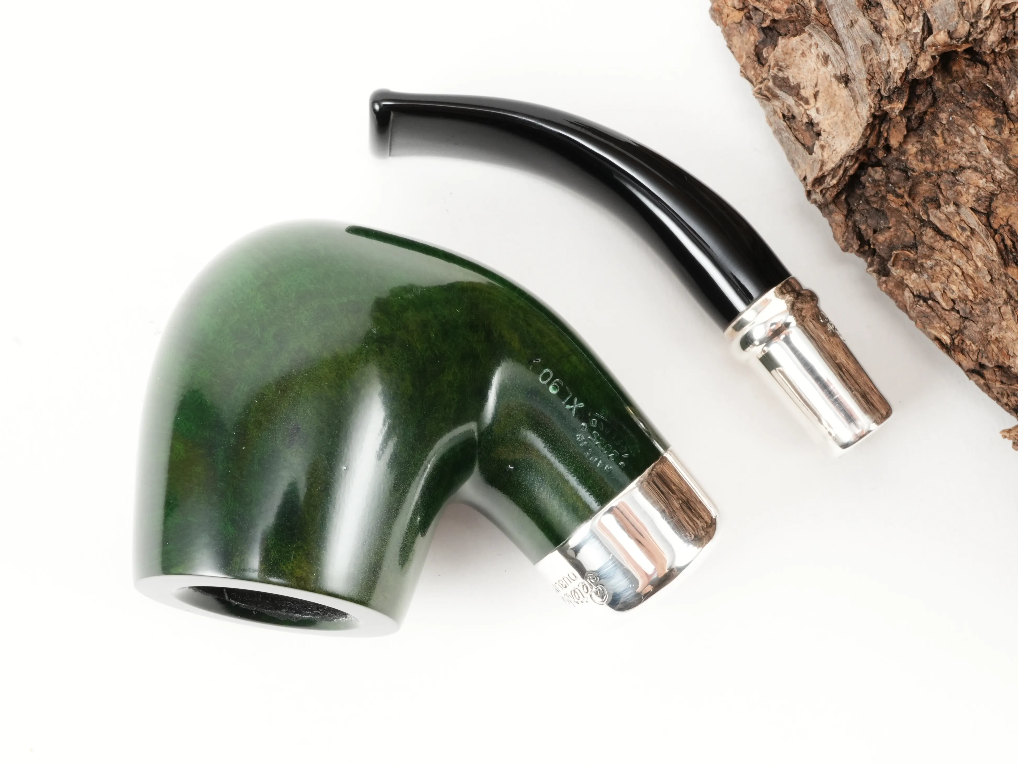 Draufsicht auf die zerlegte Peterson Spigot Green XL90 Pfeife mit getrenntem grünem Classic-Pfeifenkopf und silber montiertem Mundstück