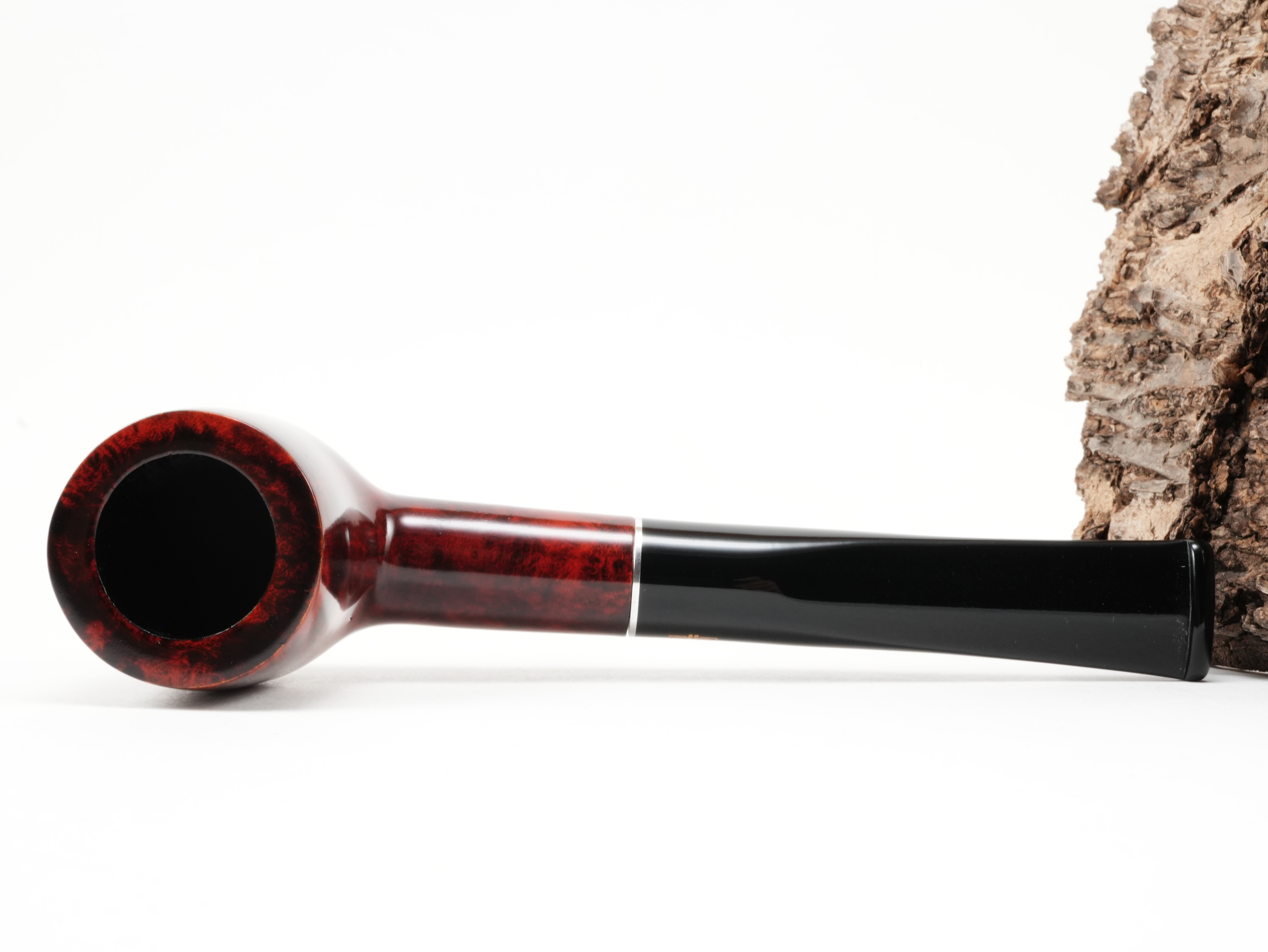 Flache Draufsicht auf die liegende db Design Berlin Rügen rot 040/40 Pfeife mit Blick auf den rot-schwarz geölten Billiard-Pfeifenkopf