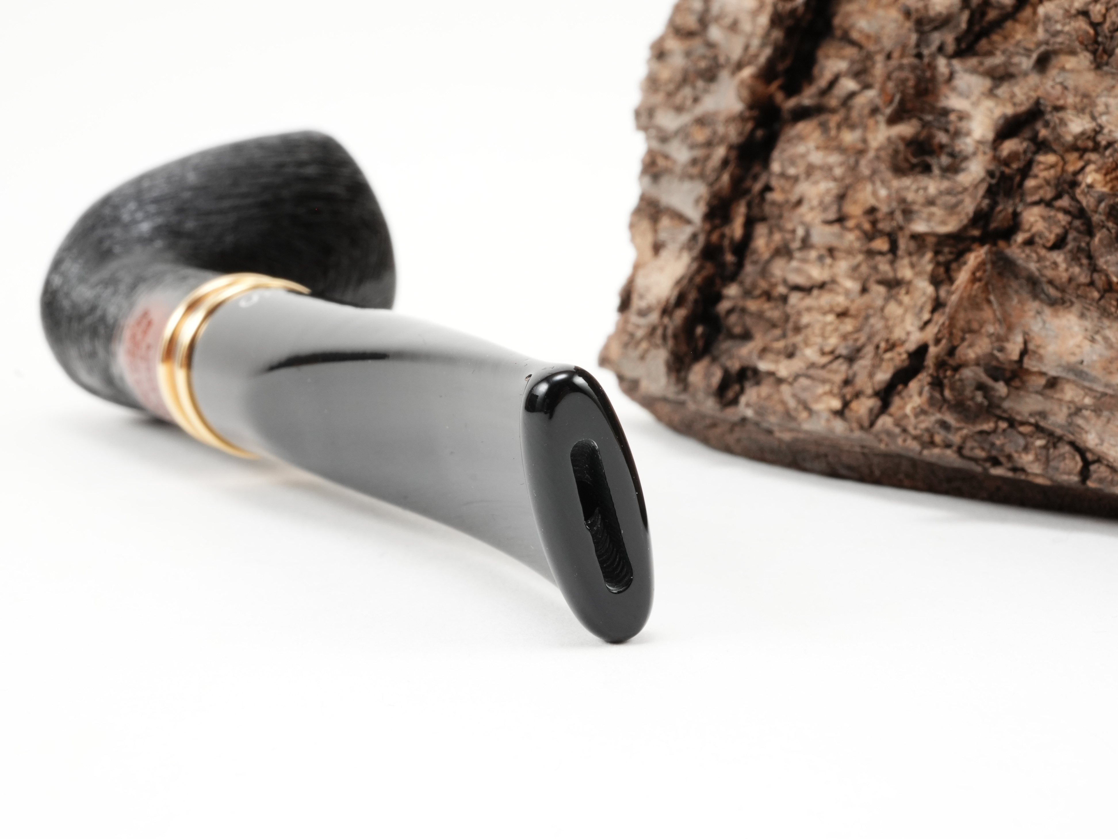Nahaufnahme des kurzen schwarzen Acrylmundstücks der Stanwell H.C. Andersen Brushed 1 mit Bissstelle von hinten