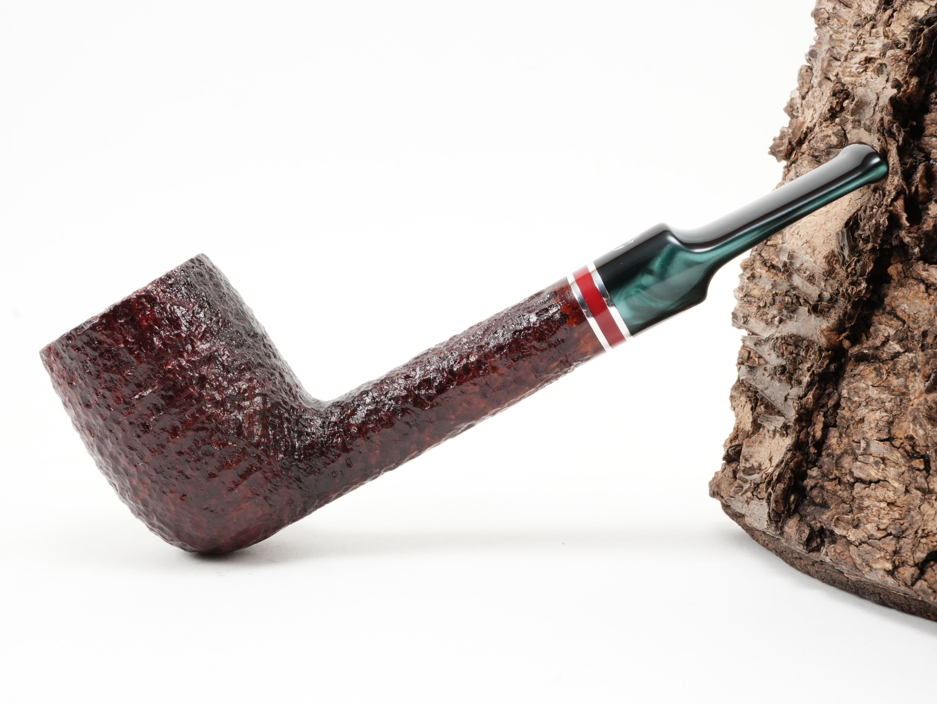 Seitenansicht der geraden Savinelli Saint Nicholas 2026 703 KS Billiard-Pfeife mit rustizierter Oberfläche