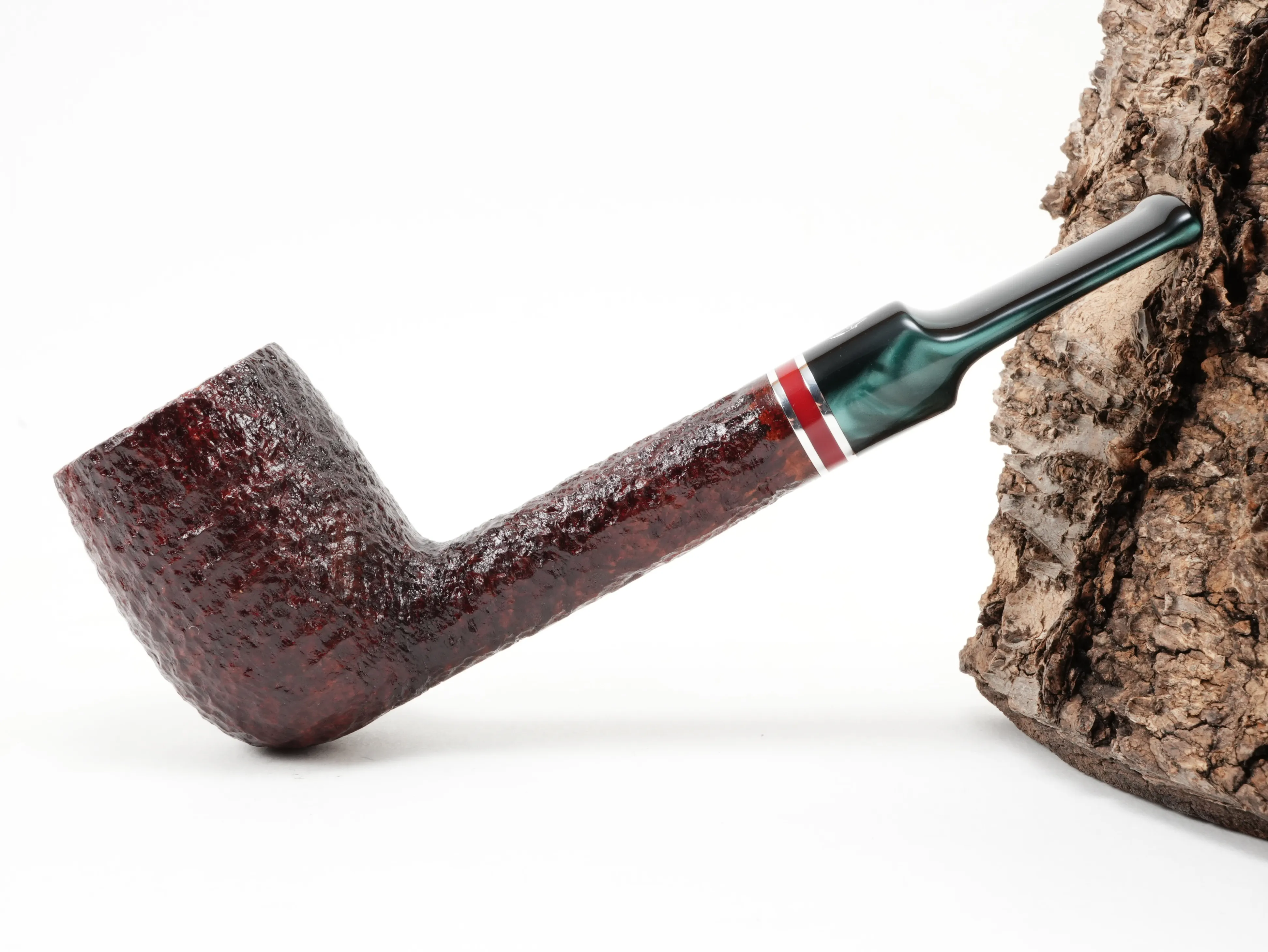 Seitenansicht der geraden Savinelli Saint Nicholas 2026 703 KS Billiard-Pfeife mit rustizierter Oberfläche