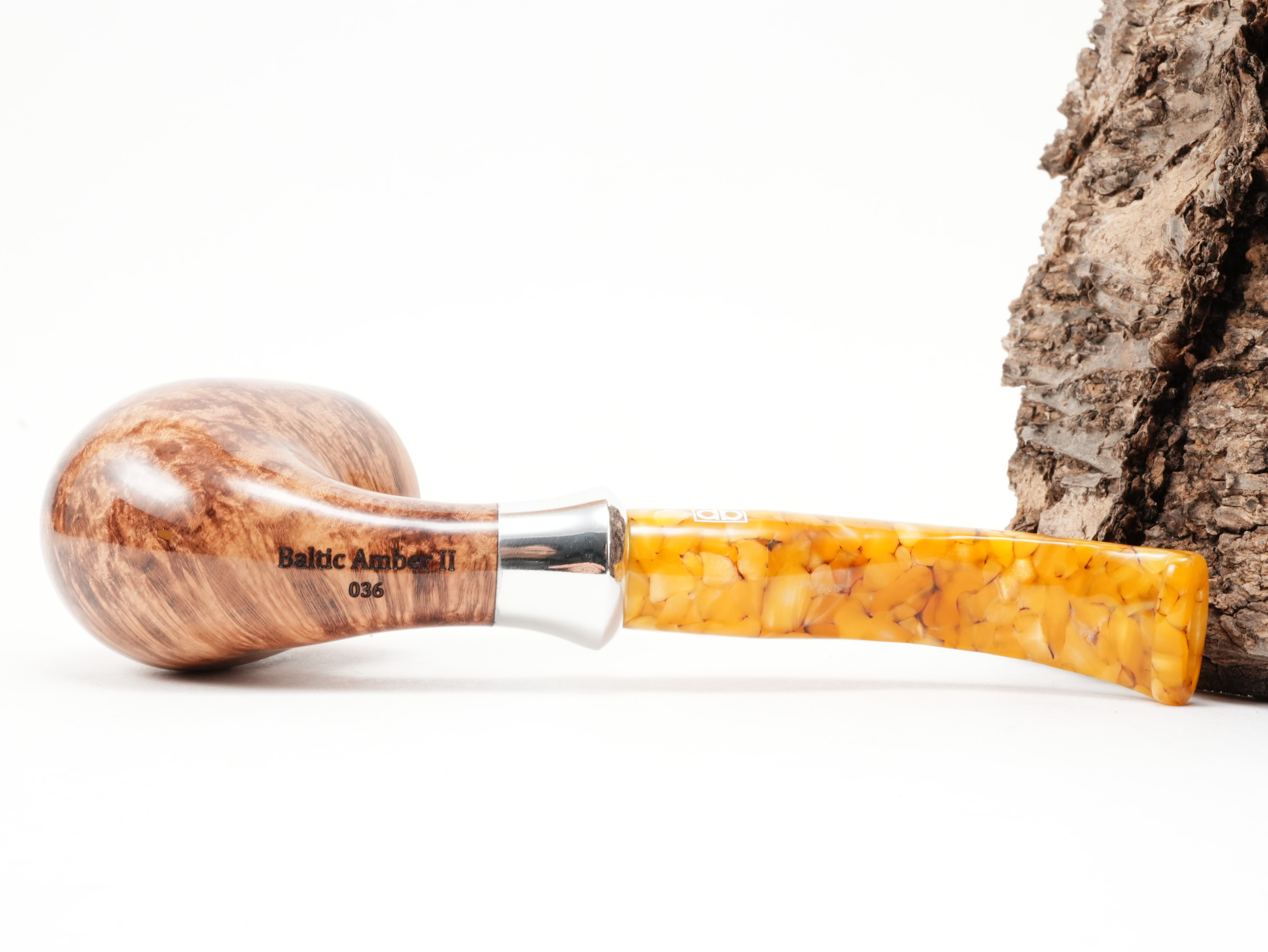 Unterseite der db Design Berlin Baltic Amber II 036 Pfeife mit sichtbarer Holzmaserung und Stempelung Baltic Amber II 036