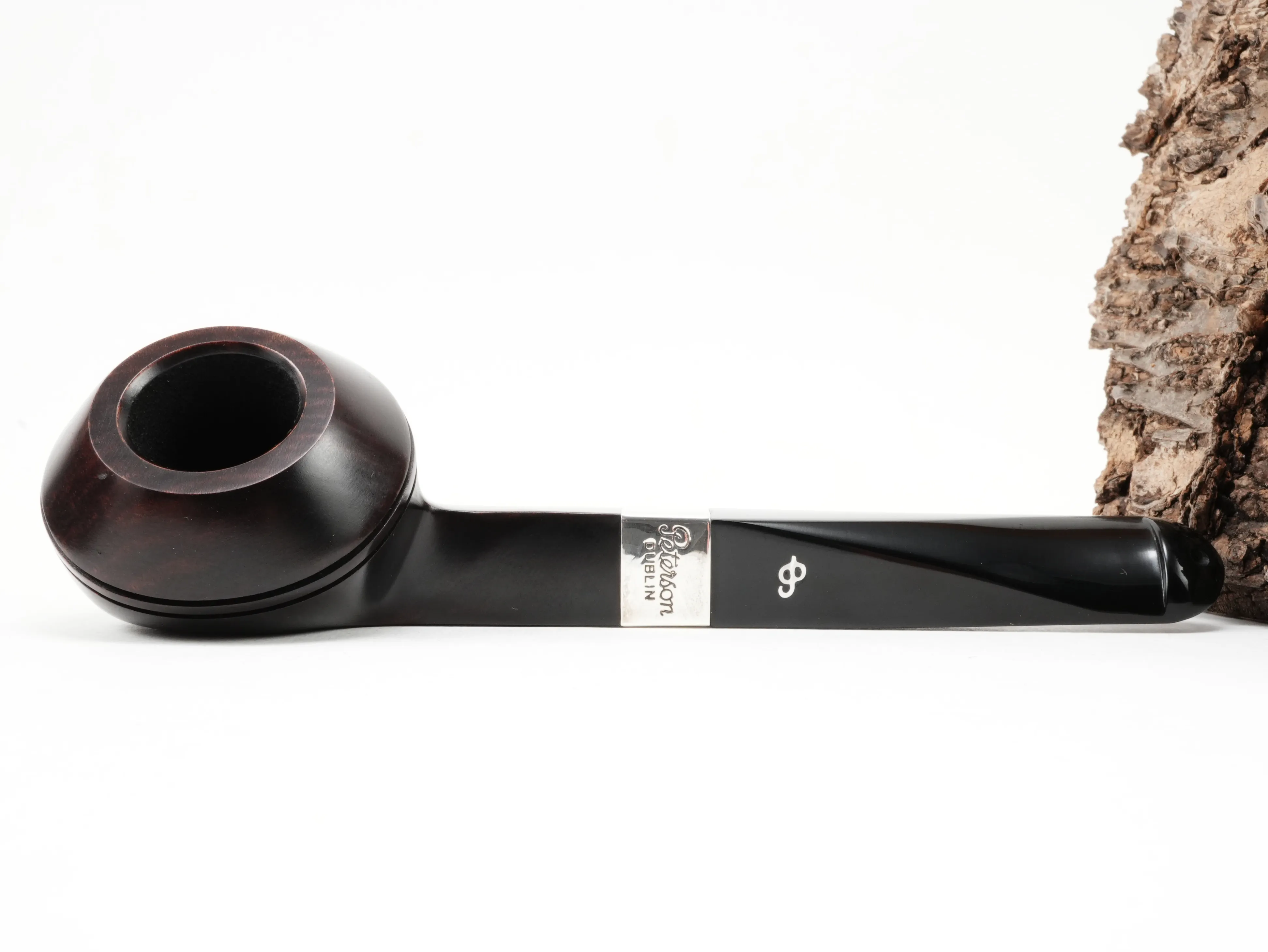 Flache Draufsicht auf die liegende Peterson Pipe of the Year 2026 Heritage mit feiner Briarmaserung