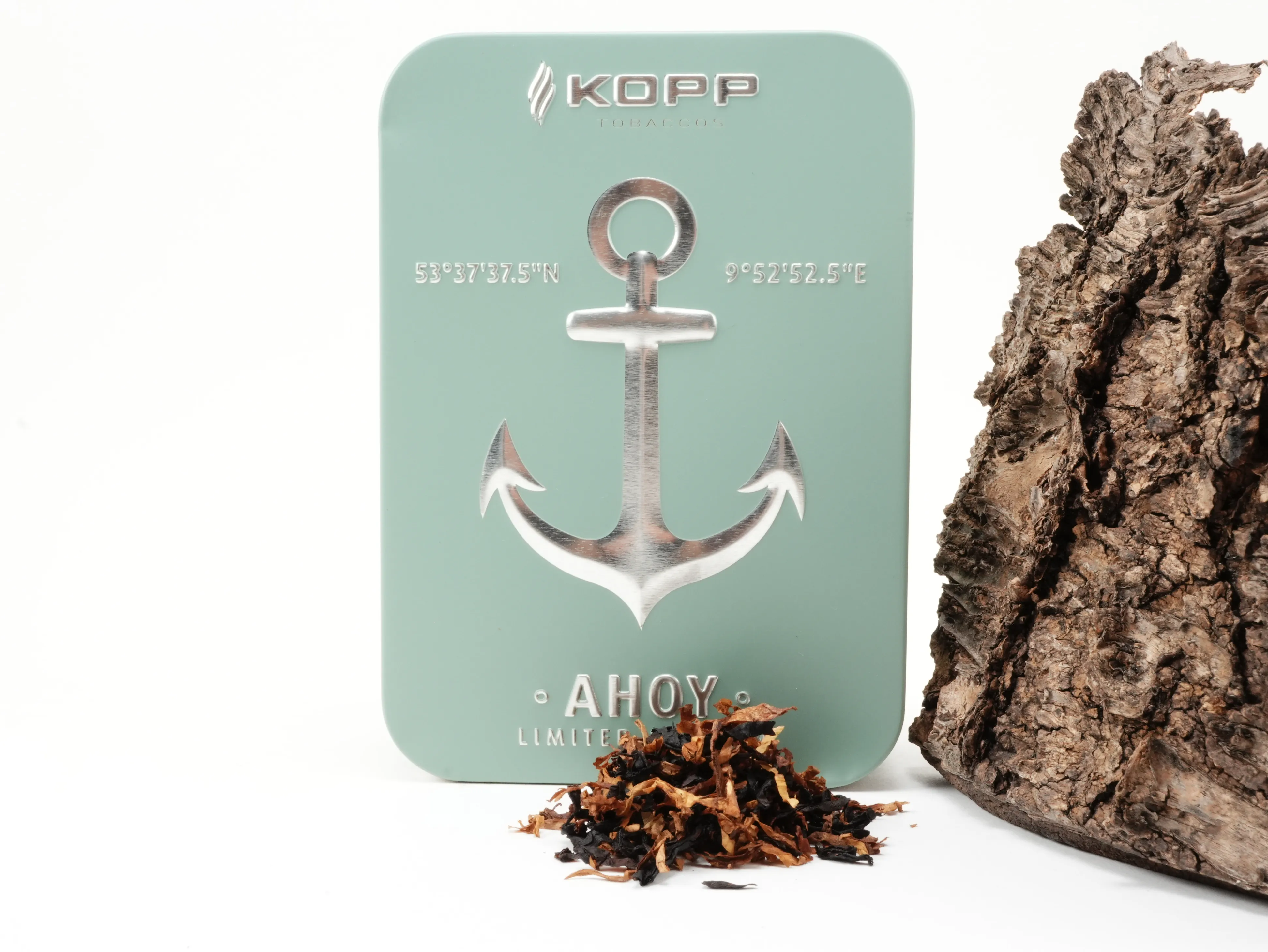 Kopp AHOY Limited Edition 2027 Tabakdose im Hintergrund mit präsentiertem aromatisertem Tabak-Blend im Vordergrund