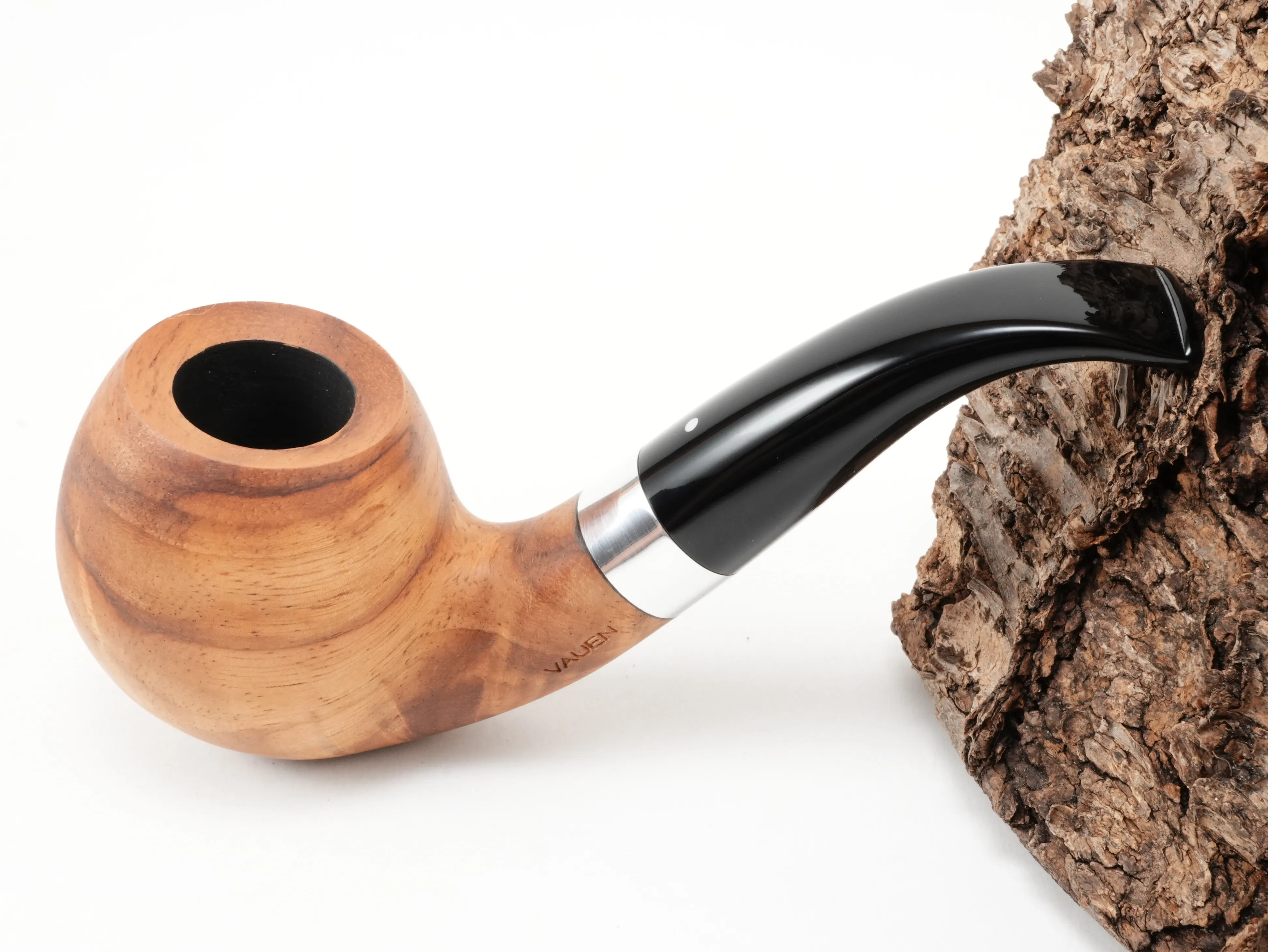 Vauen AMBA 119 Bent-Classic-Pfeife aus edlem Amboina-Maserholz mit Aluminiumring und Acrylmundstück – Titelbild schräg von oben