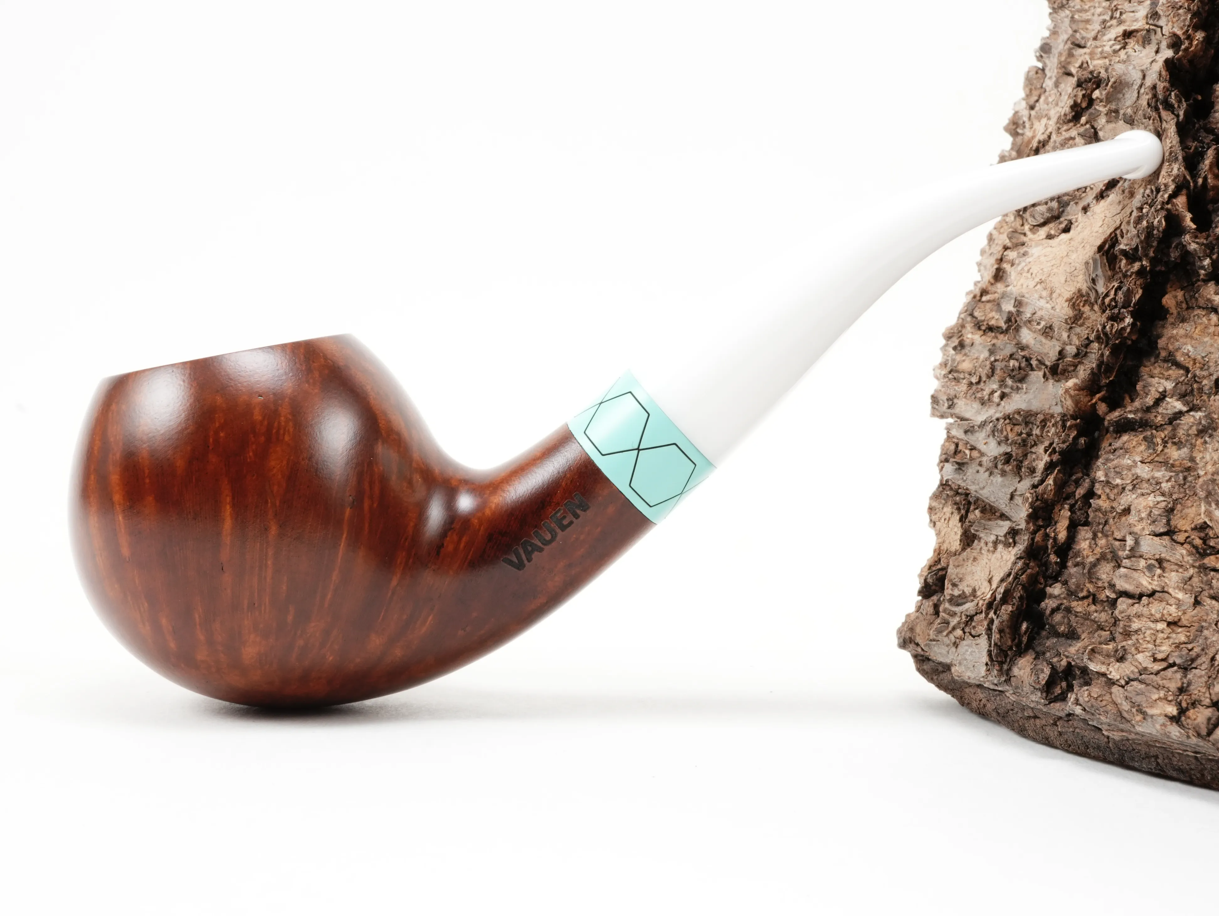 Seitenansicht der Vauen VELA 2442 Ball-Pfeife mit Vauen-Stempel am Holm, türkisgrünem Zierring und warm glänzendem Bruyèreholz