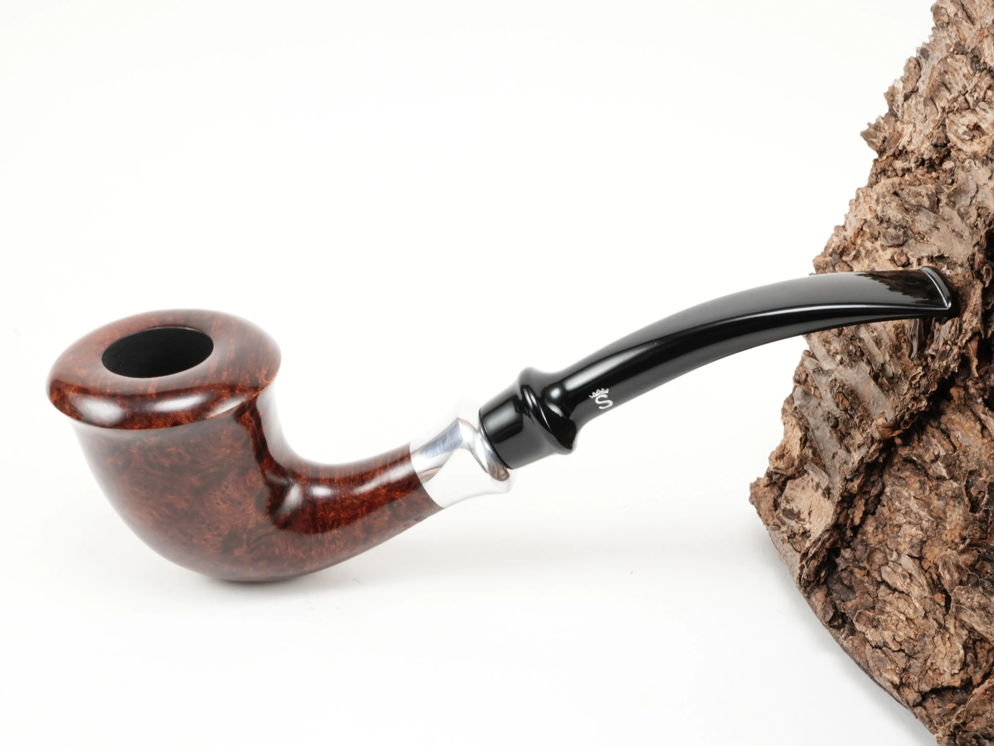 Dunkelbraune Stanwell H.C. Andersen Calabash Pfeife mit kurzem Acrylmundstück und Metallring – Titelbild schräg von oben