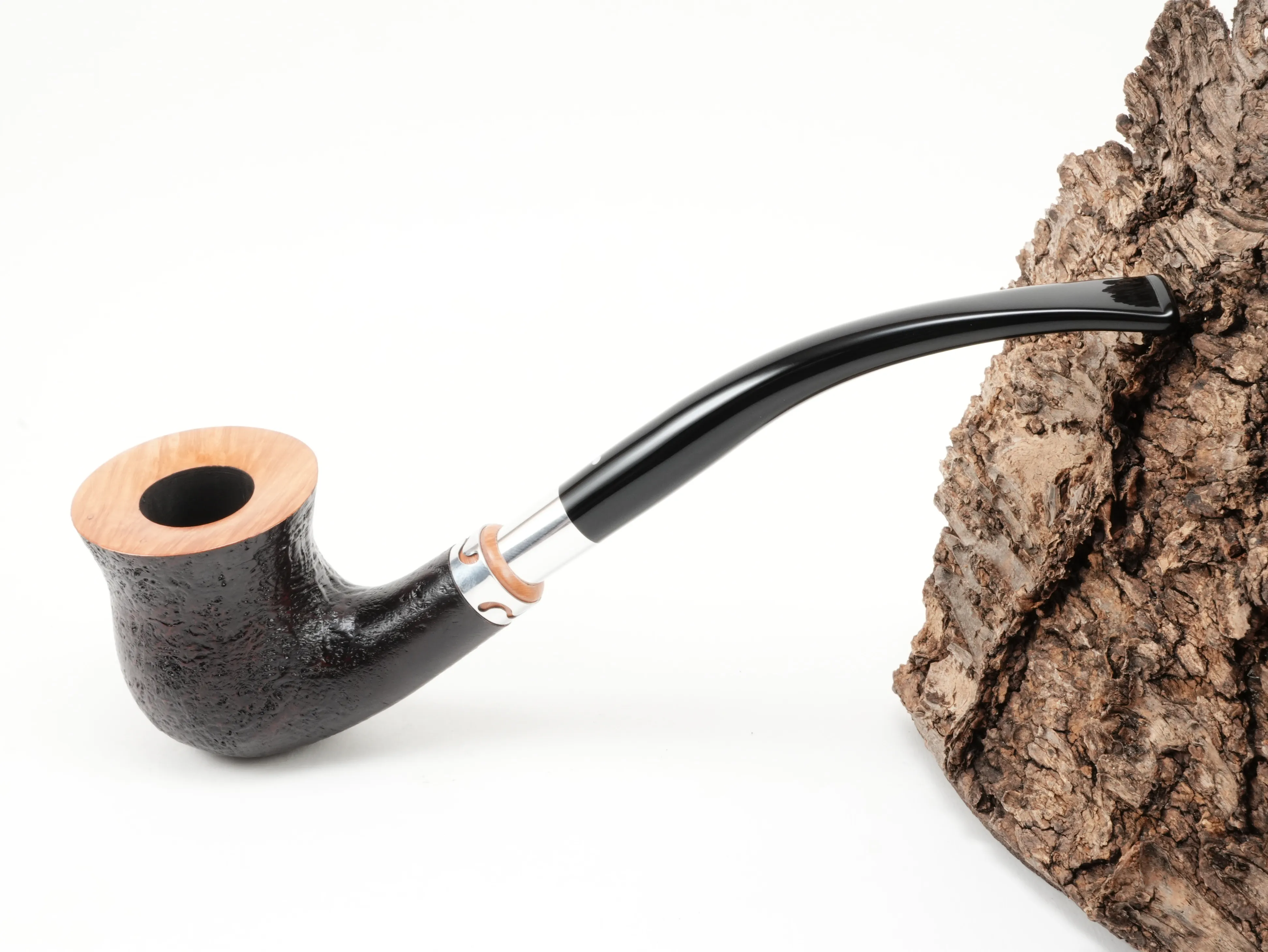 Sandgestrahlte Vauen YORKSHIRE 595 Bent-Freestyle-Pfeife in Dunkelrot-Braun mit naturbelassenem Rand, Zierring und langem schwarzen Steckermundstück – Titelbild schräg von oben