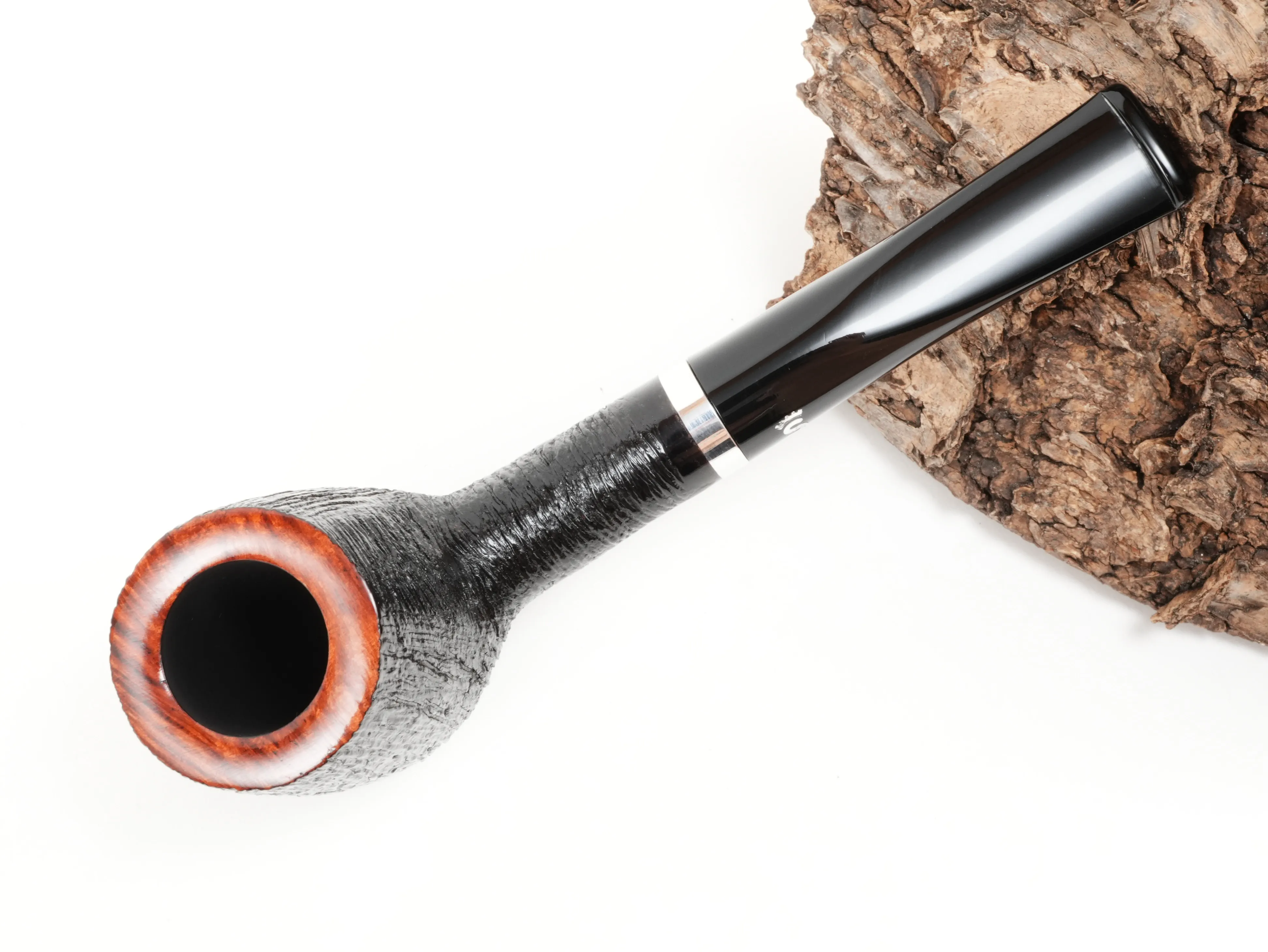 Stehende Stanwell København Brushed 12 Pfeife in der Draufsicht mit Blick in die Tabakkammer und auf den glatten rötlichen Kopfrand
