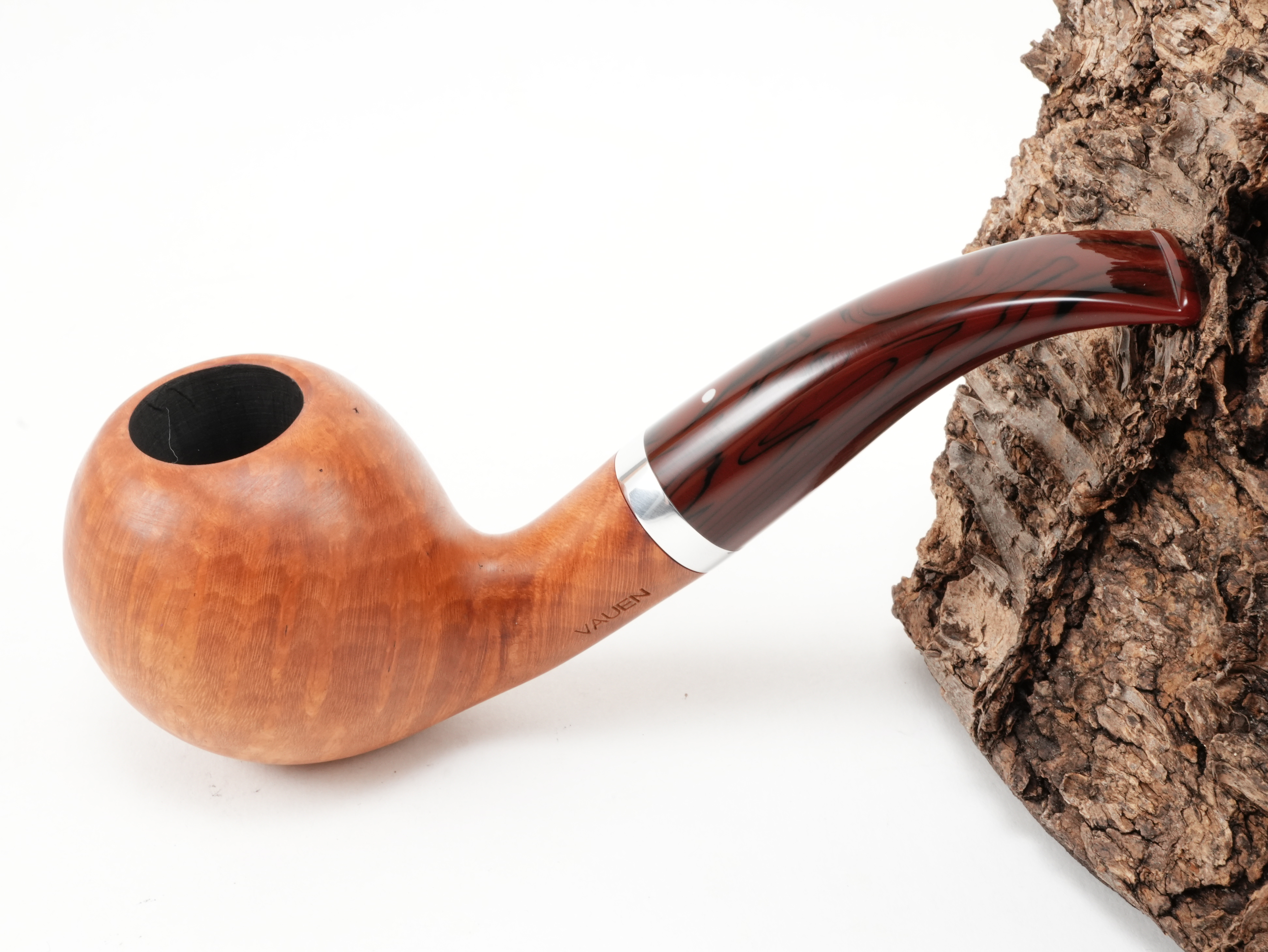 Helle naturbelassene Vauen Natura 232 Pfeife Bent Ball mit Acrylmundstück in Cumberlandoptik und Aluminiumring – Titelbild schräg von oben