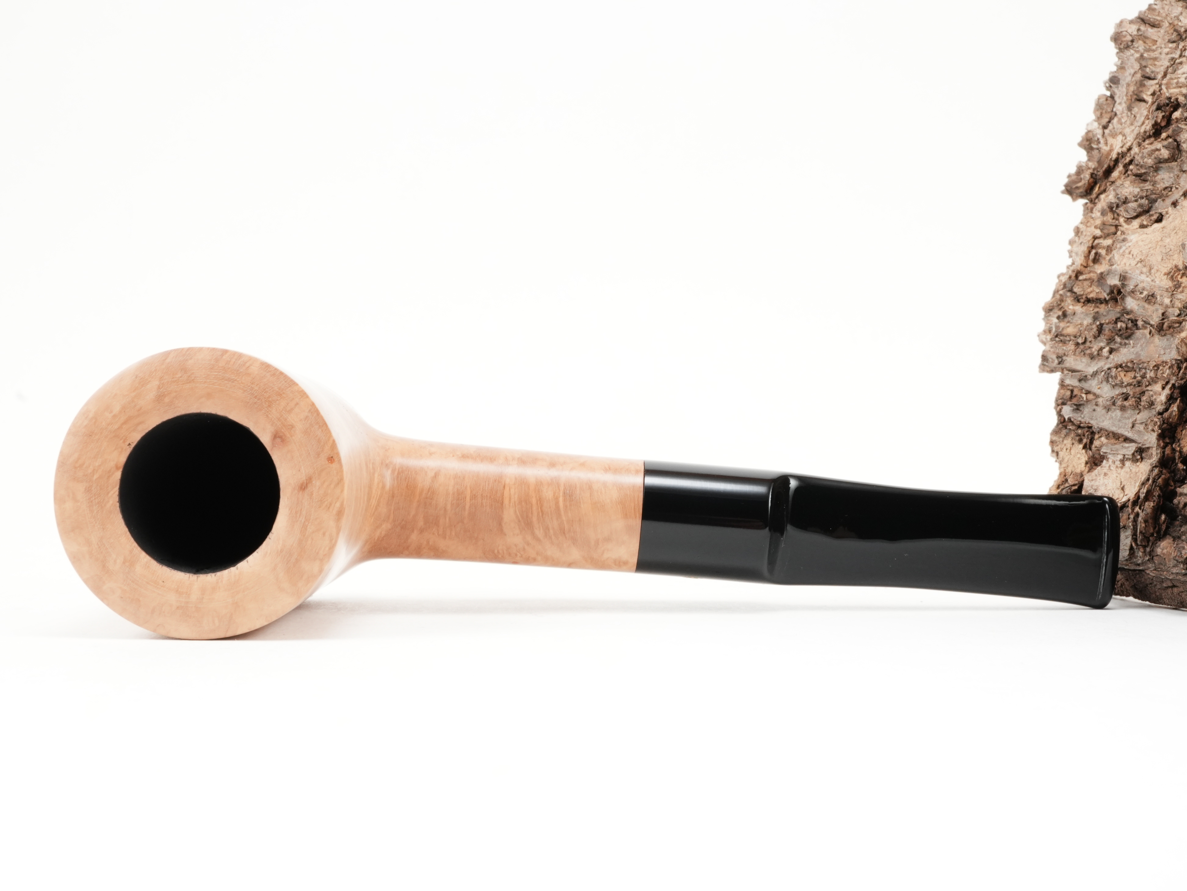 Flache Draufsicht auf die liegende Stanwell Authentic Natural 207 mit natürlicher Bruyère-Maserung