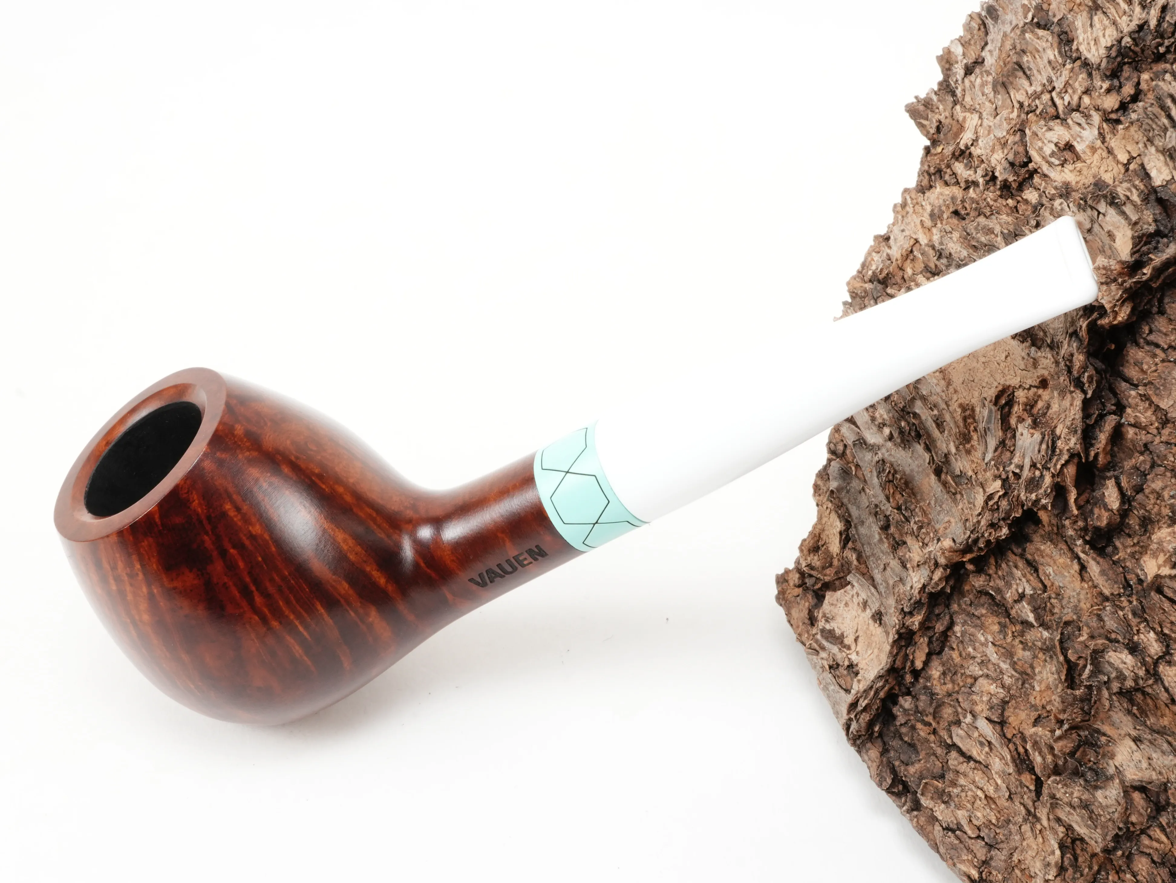 Vauen VELA 2431 Straight Brandy Pfeife aus Bruyèreholz mit türkisgrünem Zierring und weißem Acrylmundstück – Titelbild schräg von oben