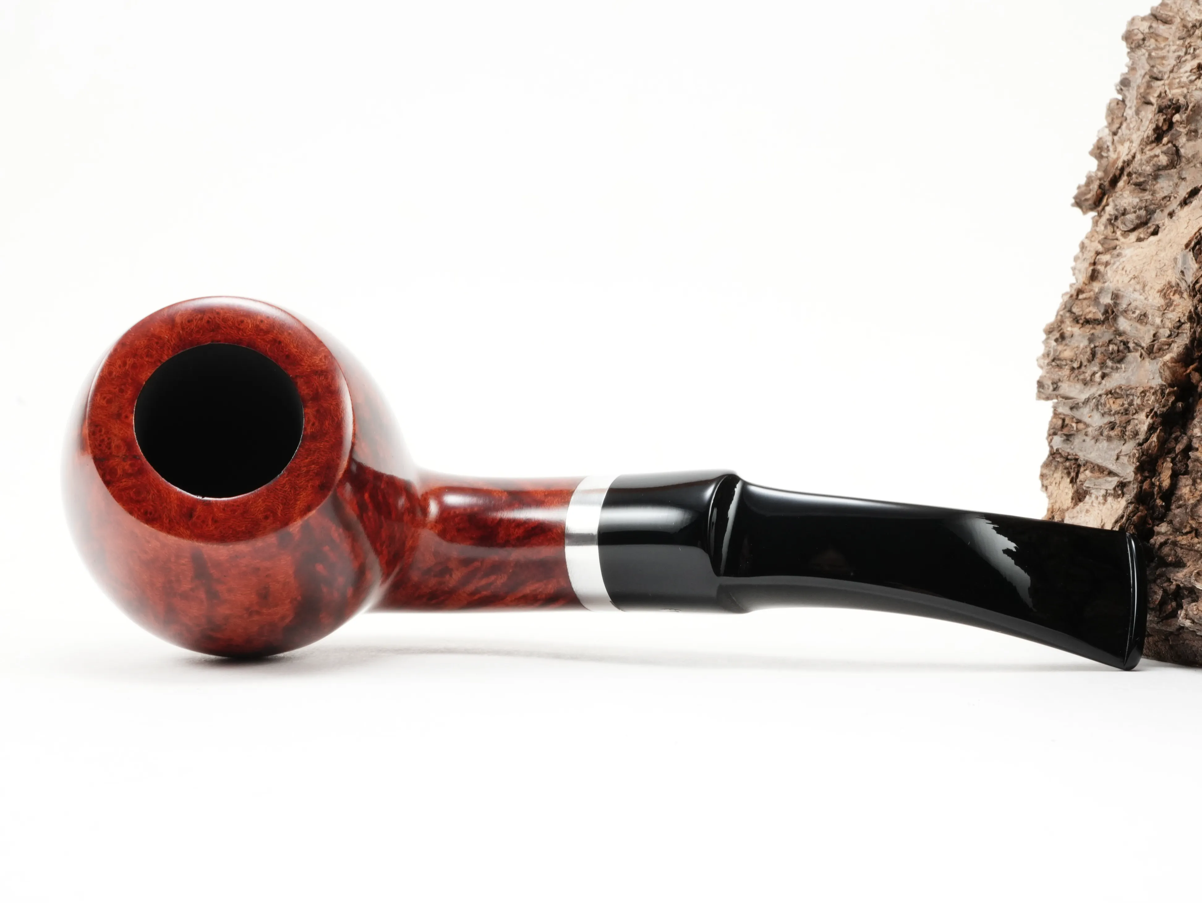Flache Draufsicht auf die liegende Stanwell København Terracotta 232 Pfeife mit Fokus auf den glatten terrakottafarbenen Pfeifenkopf