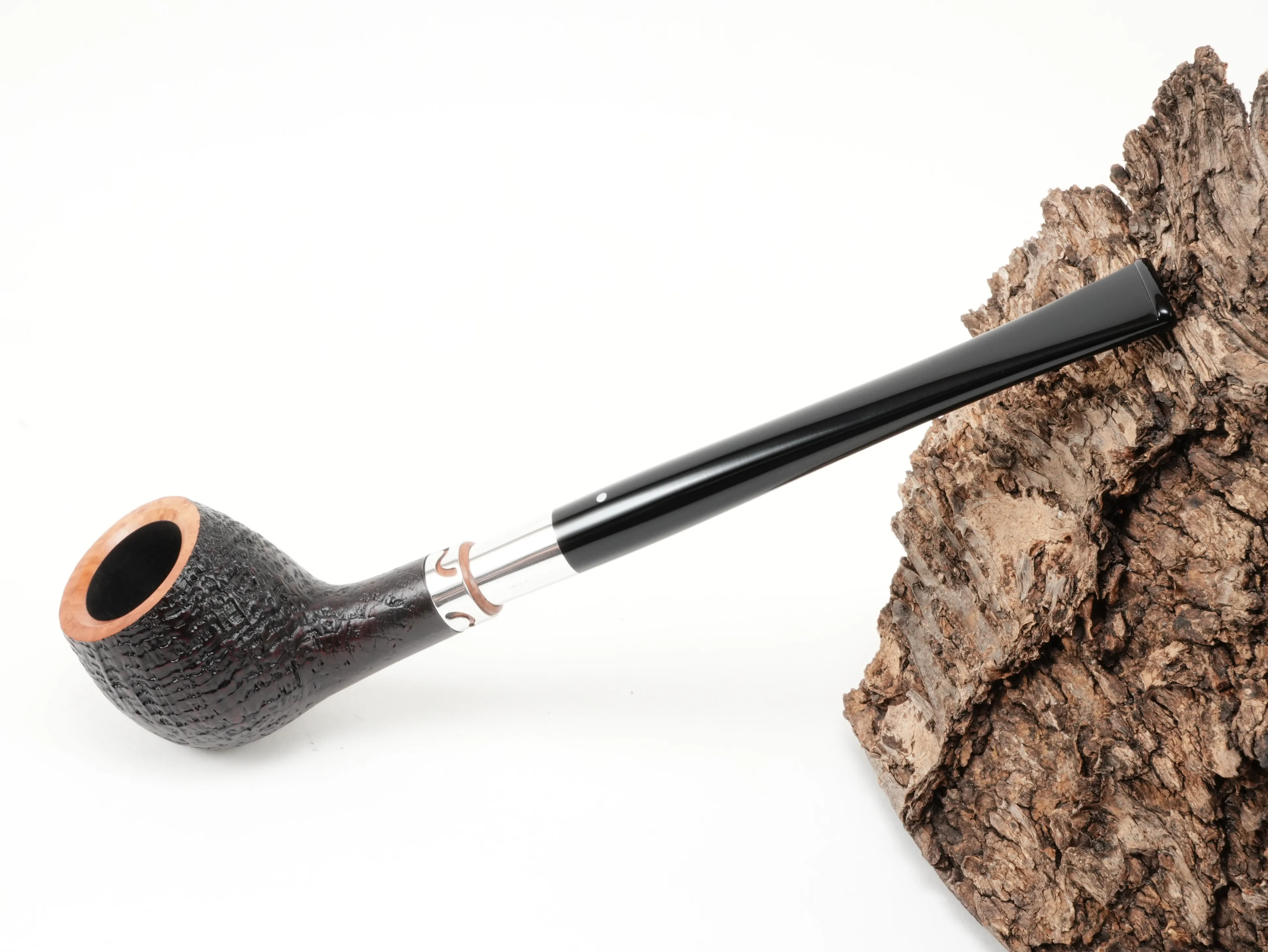 Sandgestrahlte Vauen YORKSHIRE 566 Straight Apple Pfeife in Dunkelrot-Braun mit naturbelassenem Rand, Zierring und langem schwarzen Steckermundstück – Titelbild schräg von oben