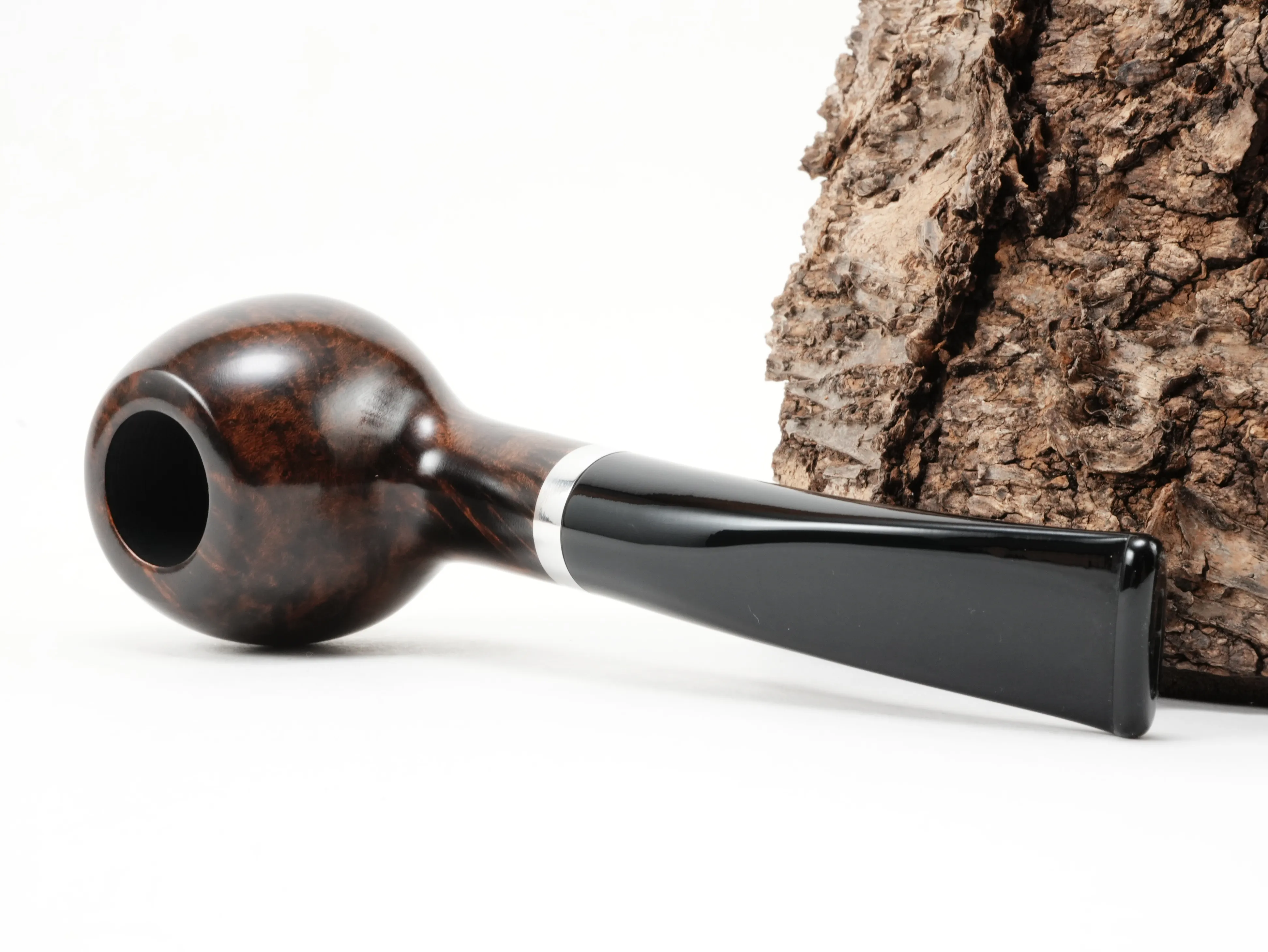 Stanwell København 109 Half-Bent Brandy Pfeife liegend von schräg hinten mit Blick auf den Aluminiumring am Holm