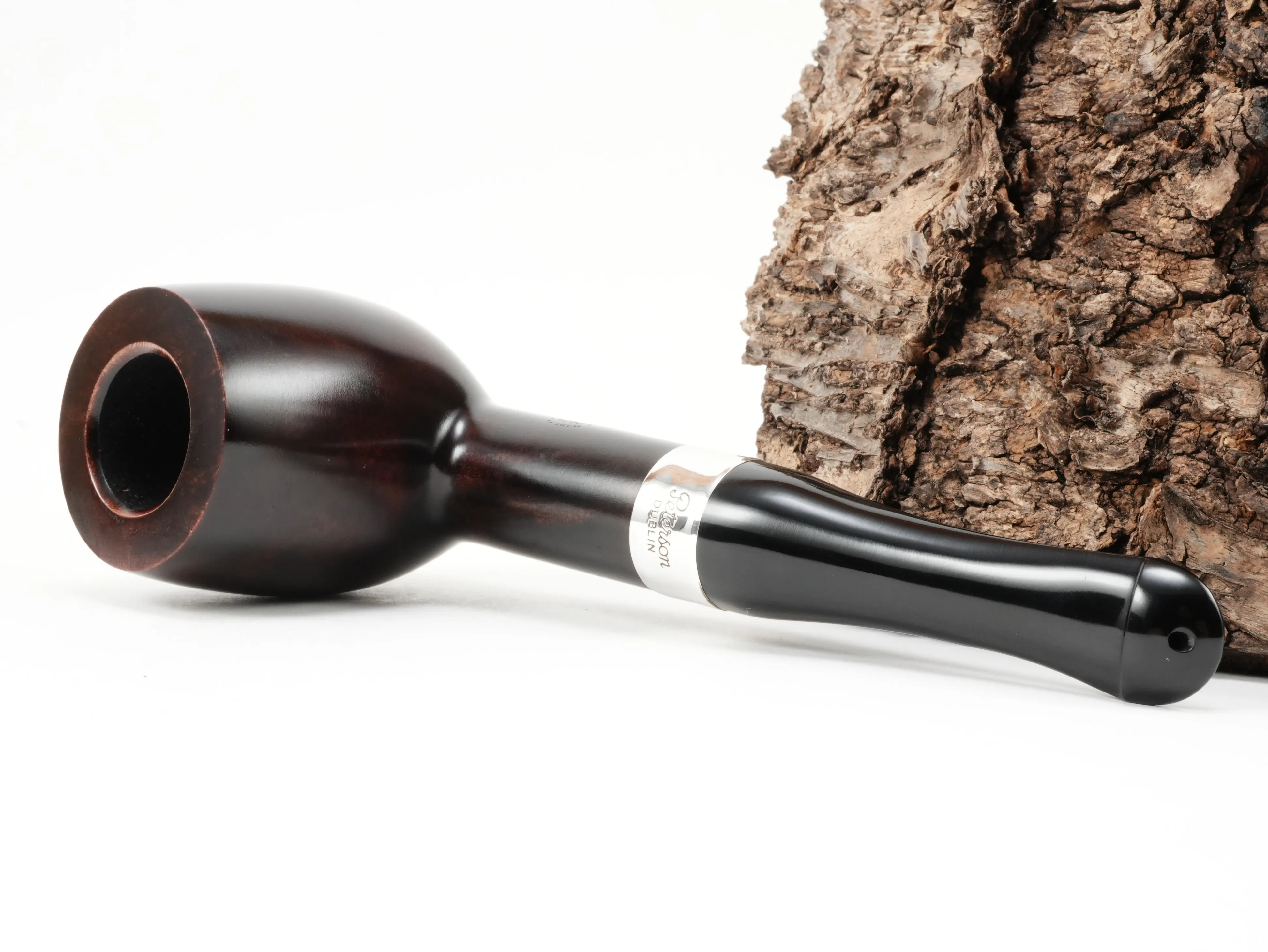Peterson House Pipe Billiard Heritage Pfeife liegend von schräg hinten mit Fokus auf den 925er Silberring mit Peterson Dublin Gravur
