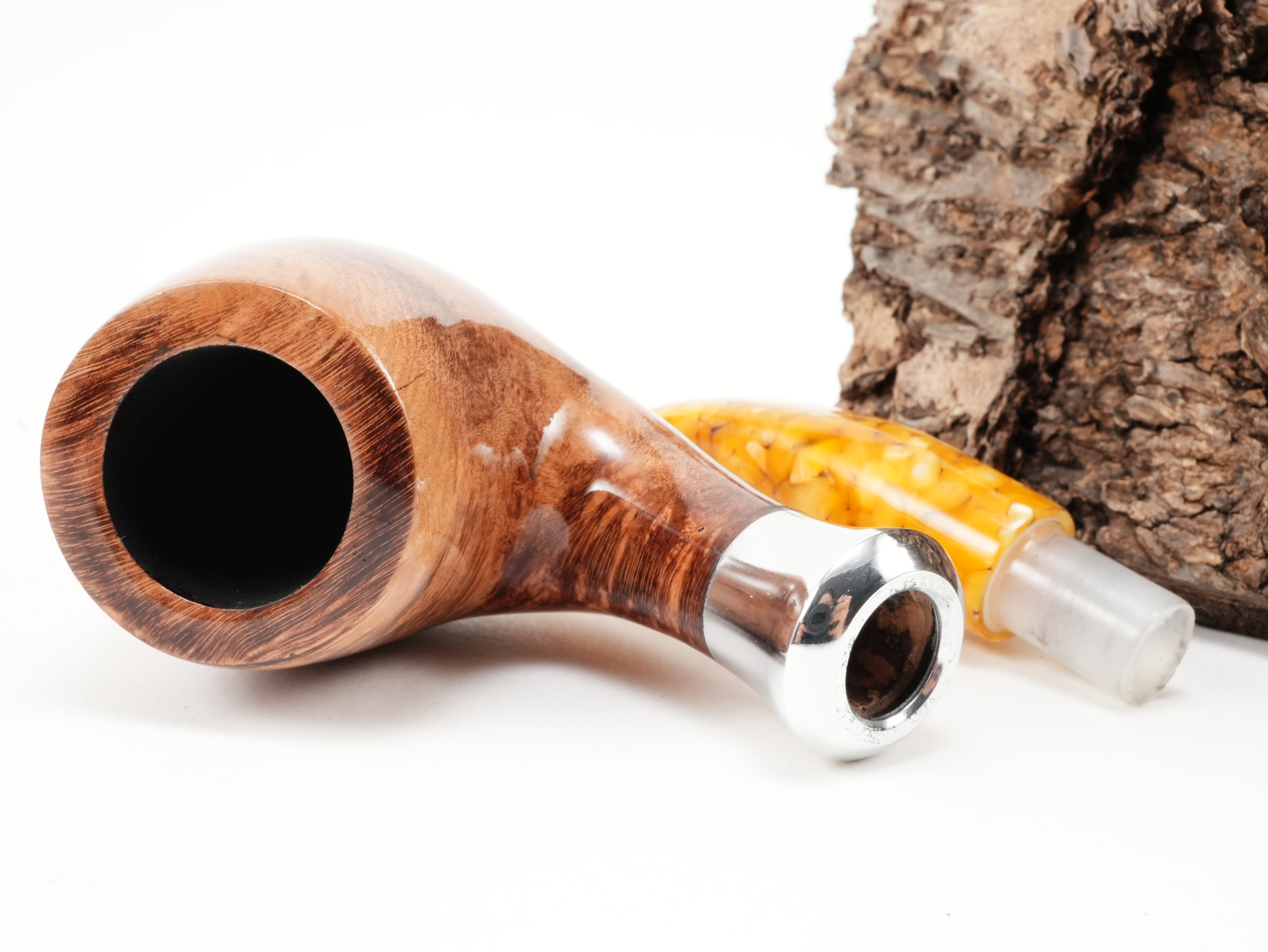 Zerlegte db Design Berlin Baltic Amber II 036 Pfeife mit Blick auf die 9mm Filterbohrung, den Metallring und den Zapfen des bernsteinfarbenen Mundstücks