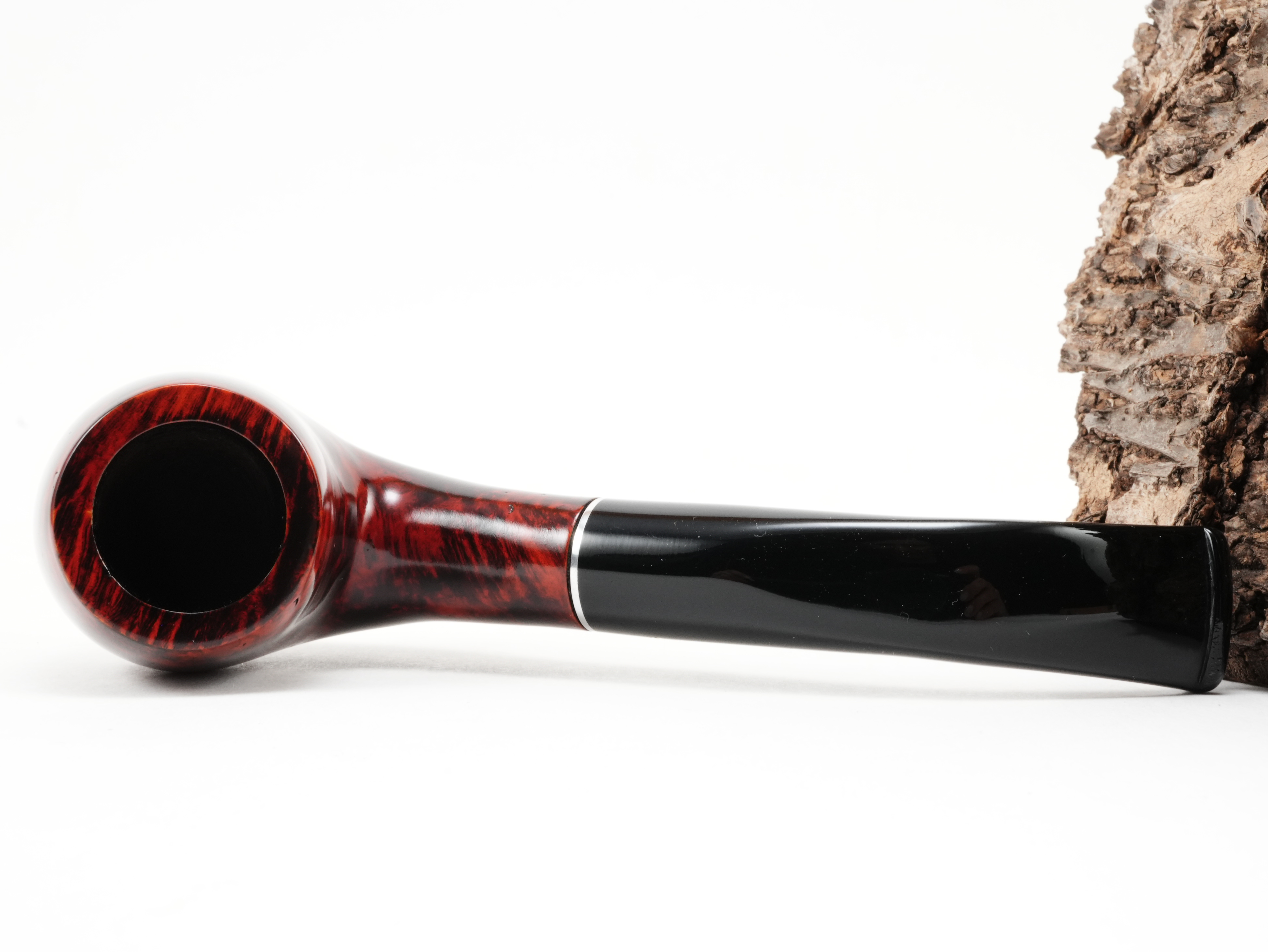 Flache Draufsicht auf die liegende db Design Berlin Rügen rot 040 Pfeife mit Blick auf den rot-schwarz geölten Classic-Pfeifenkopf