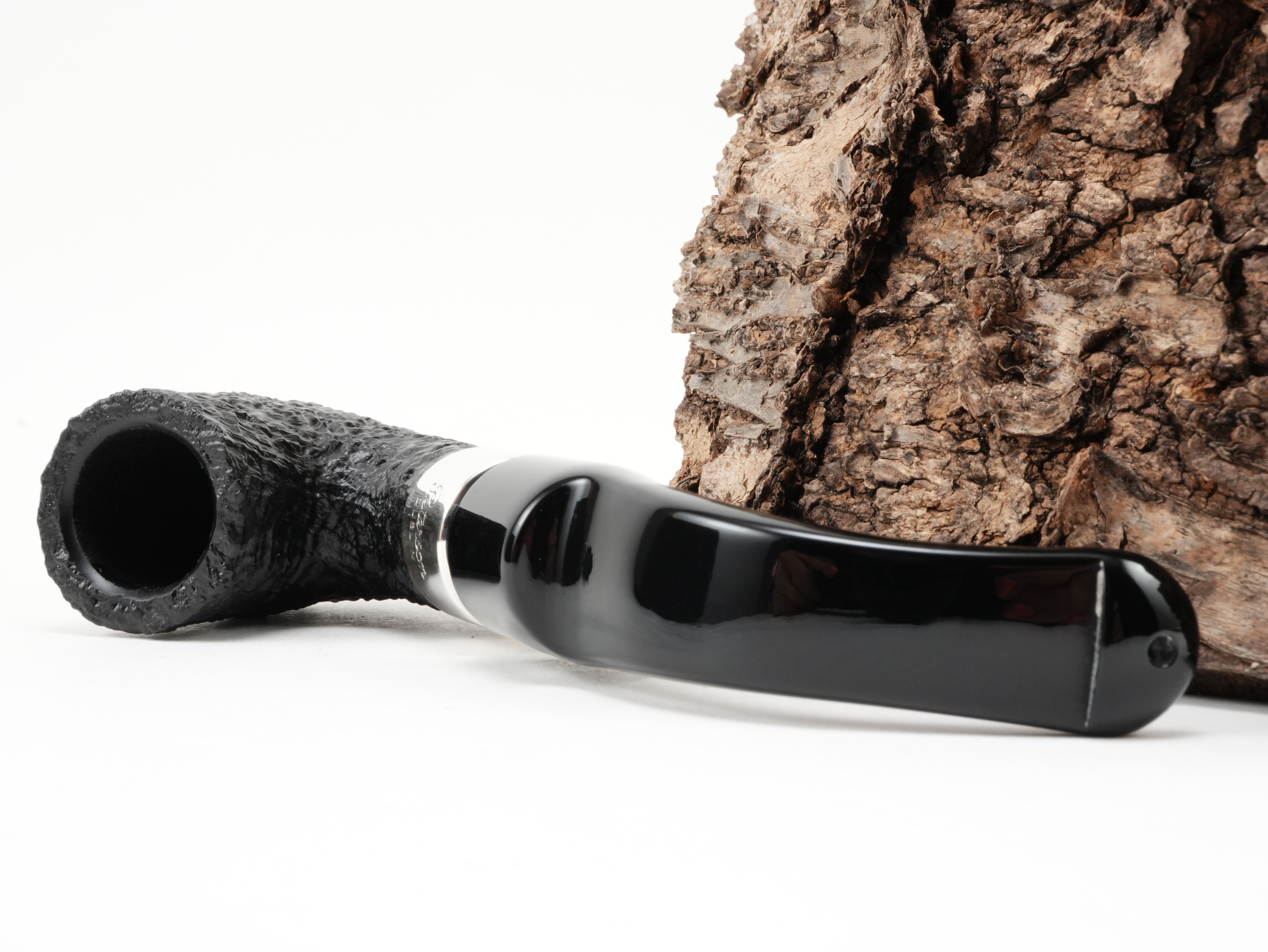 Peterson Deluxe System 8s System-Pfeife liegend von schräg hinten mit Blick auf das abgesetzte Steckermundstück