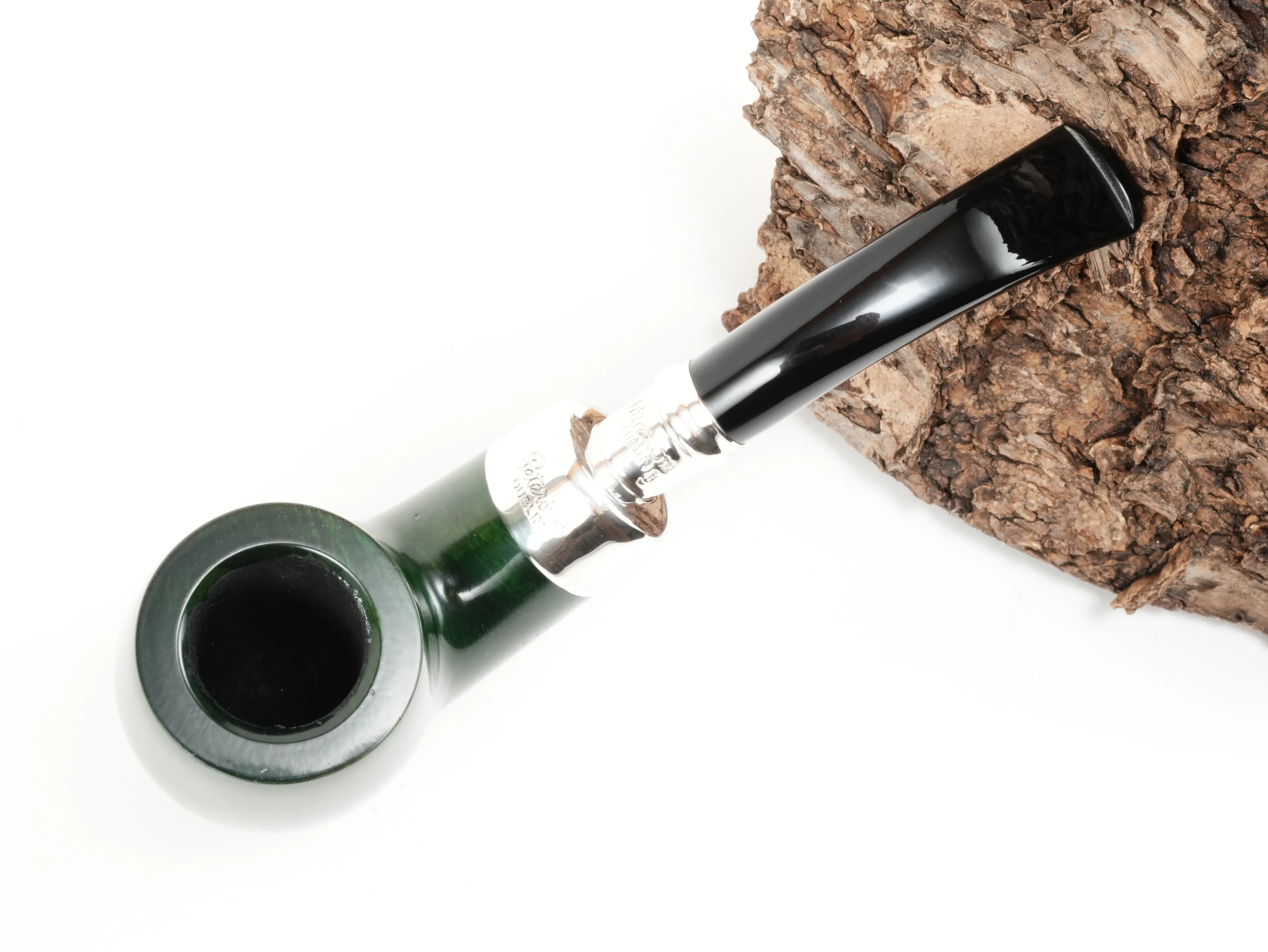 Stehende Peterson Spigot Green XL90 Pfeife in der Draufsicht mit Blick in die Tabakkammer und auf das Peterson Dublin Silberdekor