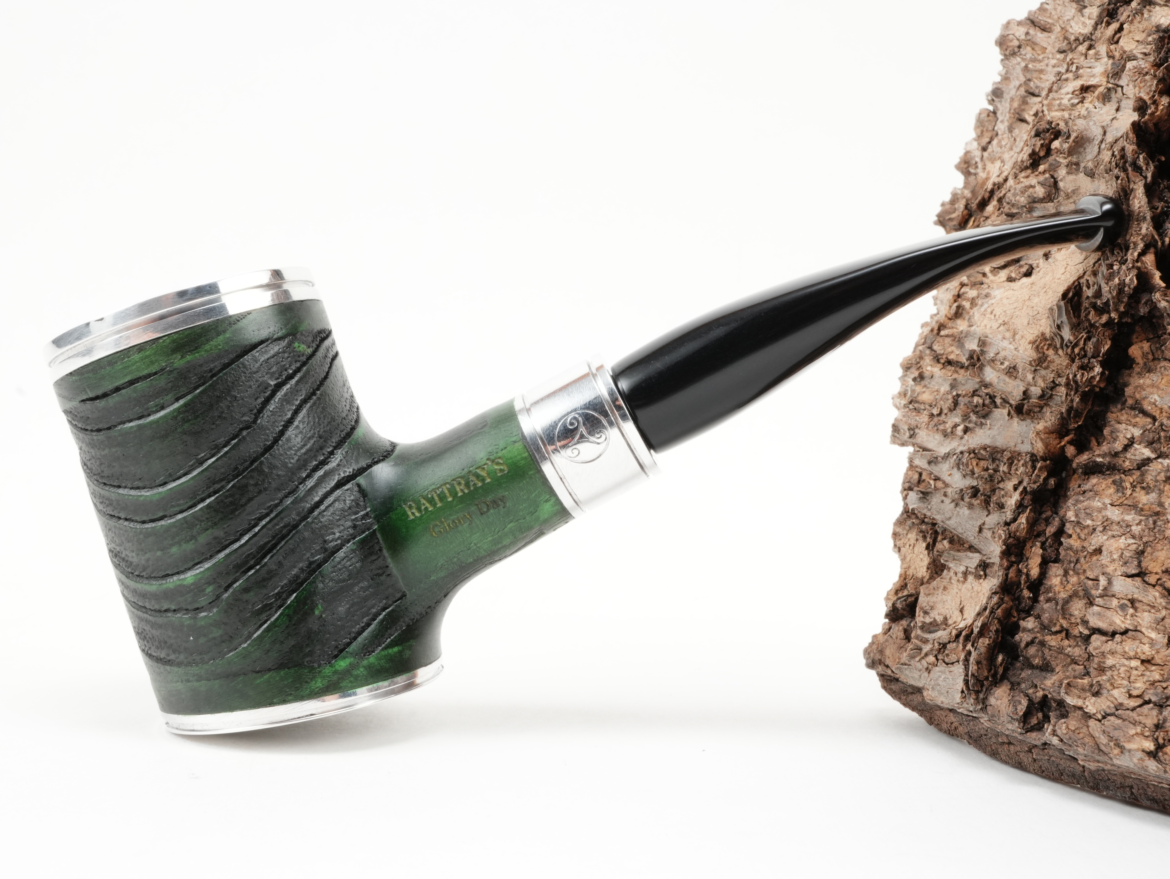 Seitenansicht der grünen Rattray's Glory Day Cap G Green Pfeife aus Eschenholz mit Graphit-Brennraumeinsatz