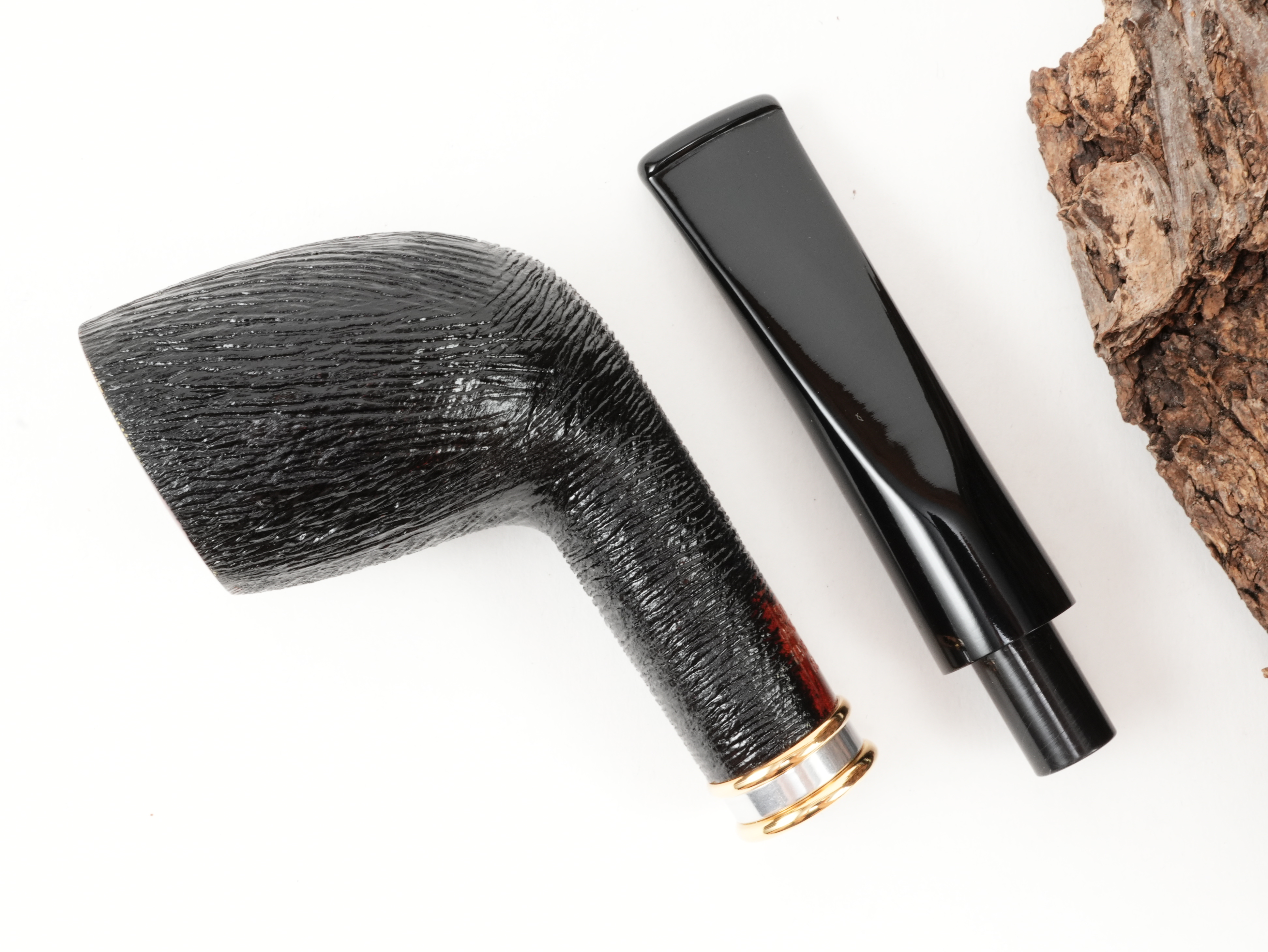 Draufsicht auf die zerlegte Stanwell H.C. Andersen Brushed 1 mit getrenntem schwarz gebürstetem Bruyèrekopf und kurzem Acrylmundstück