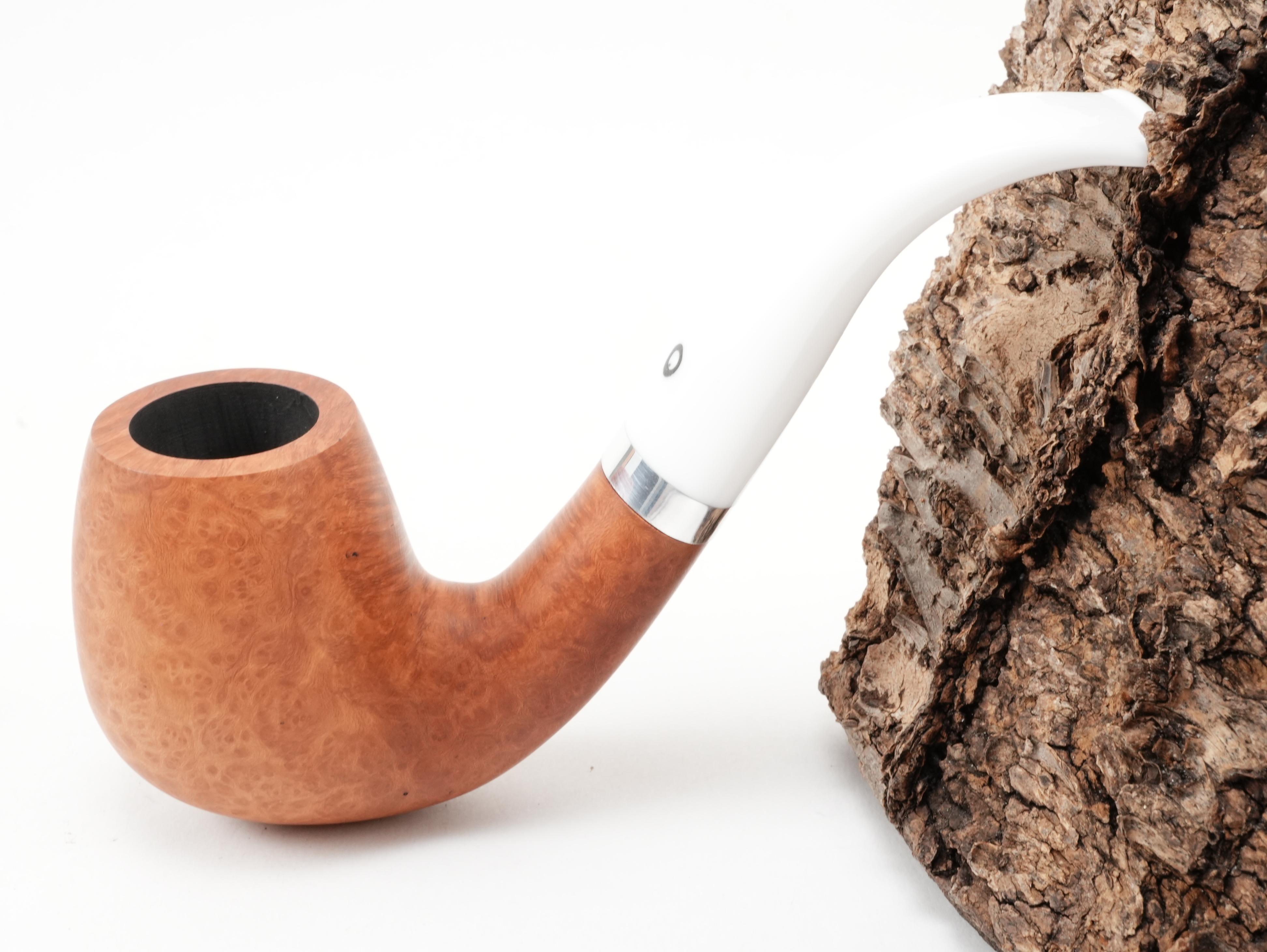 Helle naturbelassene Vauen Natura 334 Pfeife Bent Classic mit weißem Acrylmundstück und Aluminiumring – Titelbild schräg von oben