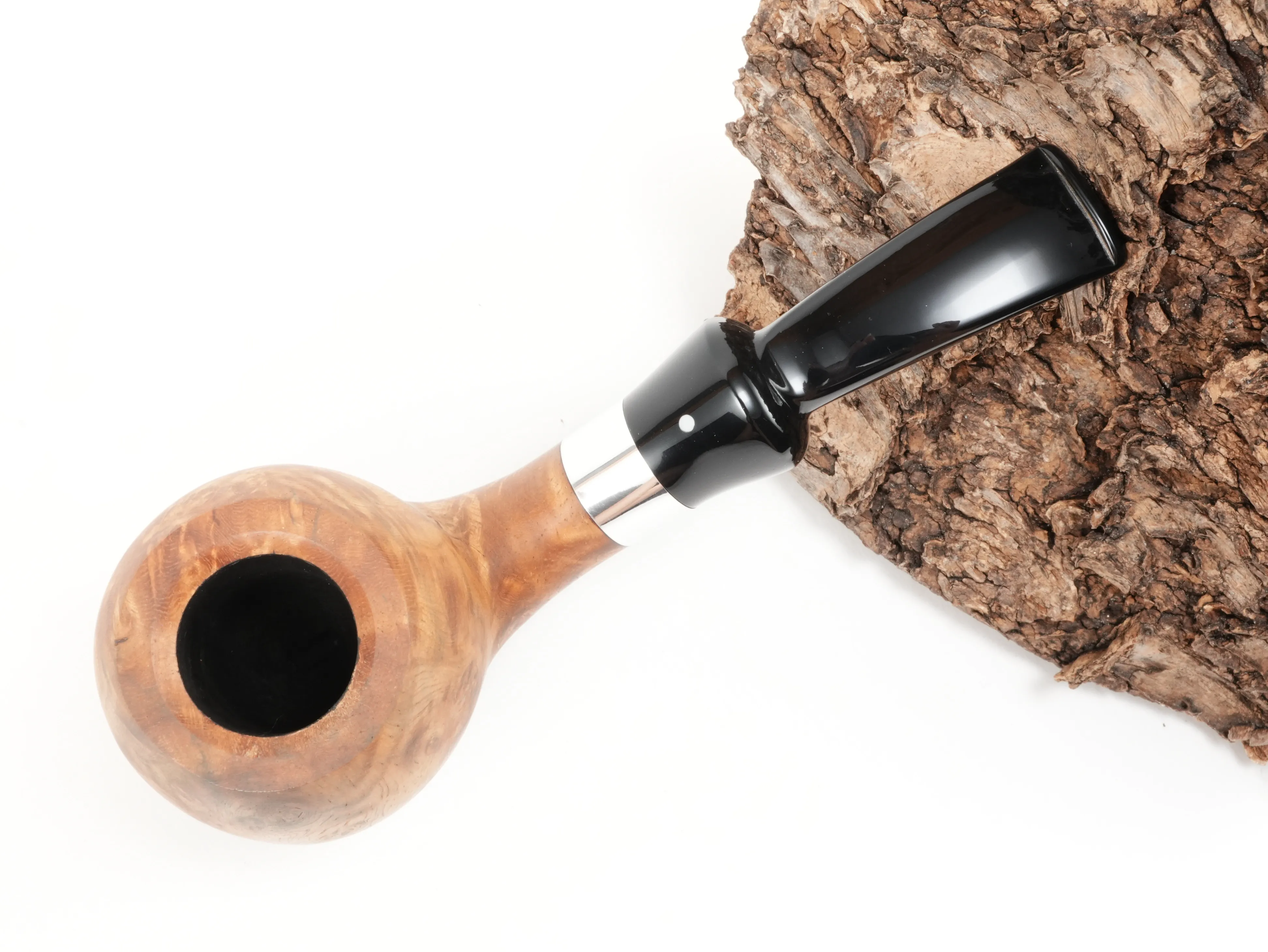 Stehende Vauen AMBA 177 Calabash-Pfeife in der Draufsicht mit Blick in die Tabakkammer und auf das Amboina-Maserholz