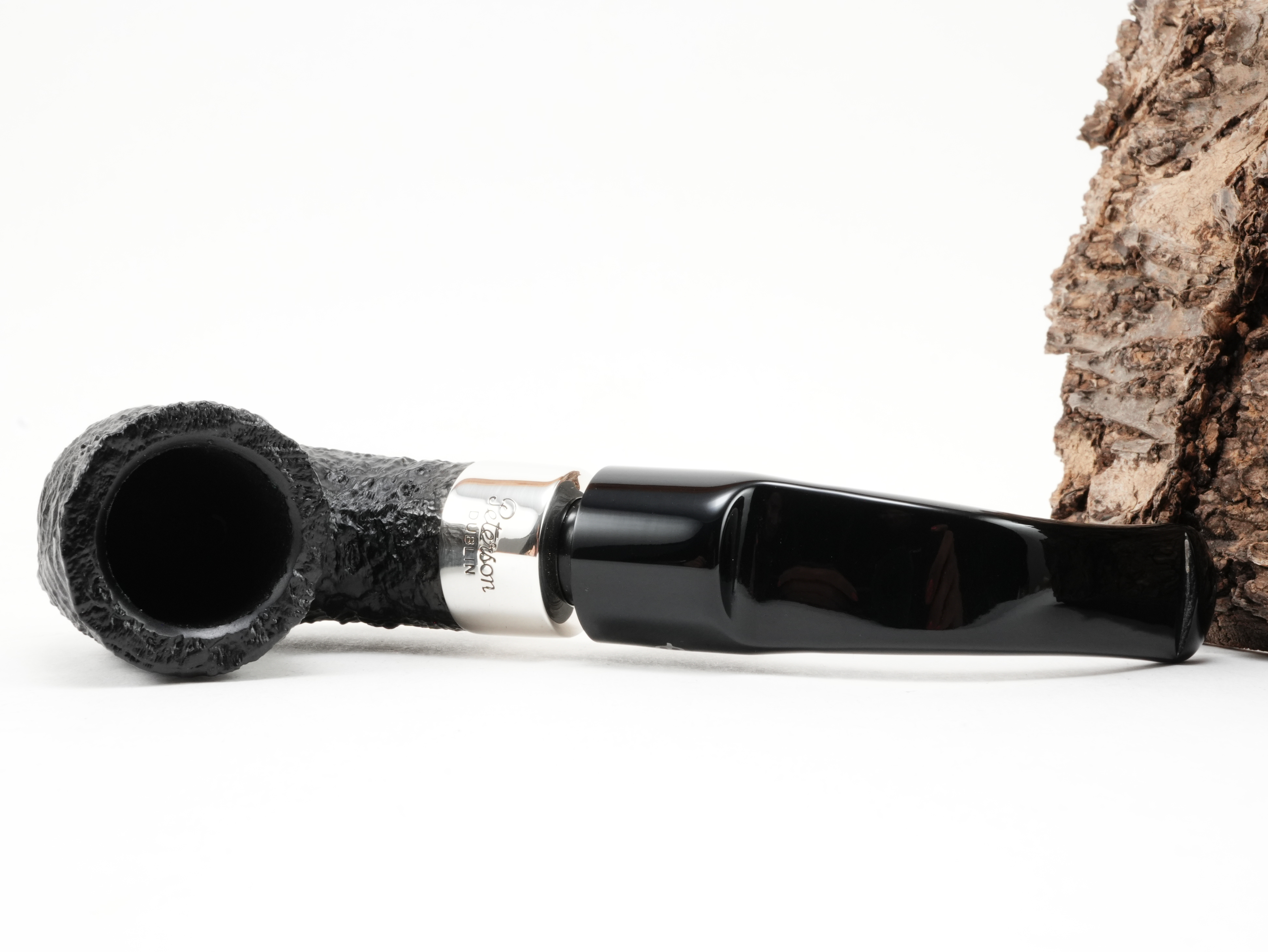 Flache Draufsicht auf die liegende Peterson Deluxe System 8s mit schwarzer Sandstrahlung und Silberring