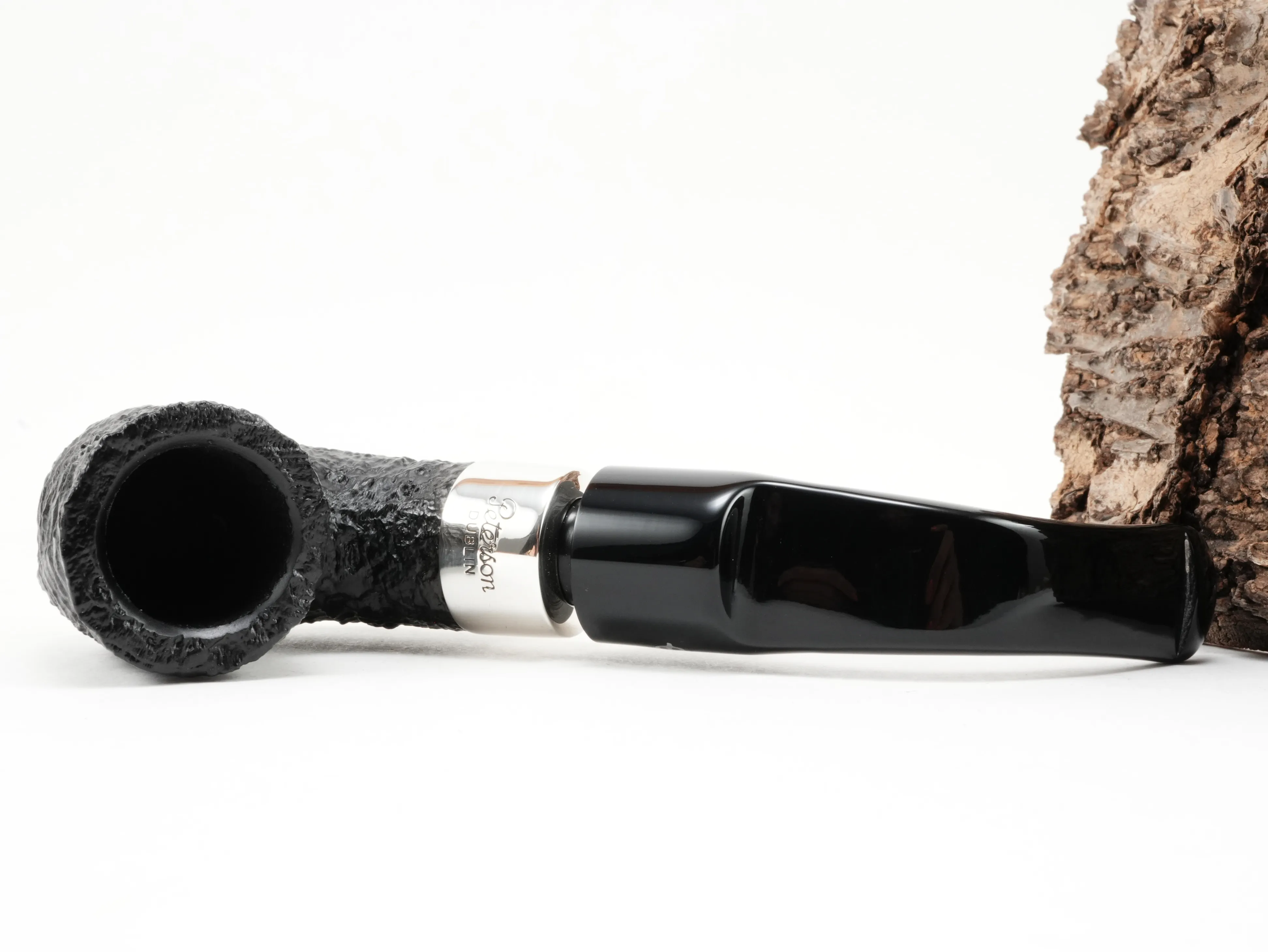 Flache Draufsicht auf die liegende Peterson Deluxe System 8s mit schwarzer Sandstrahlung und Silberring