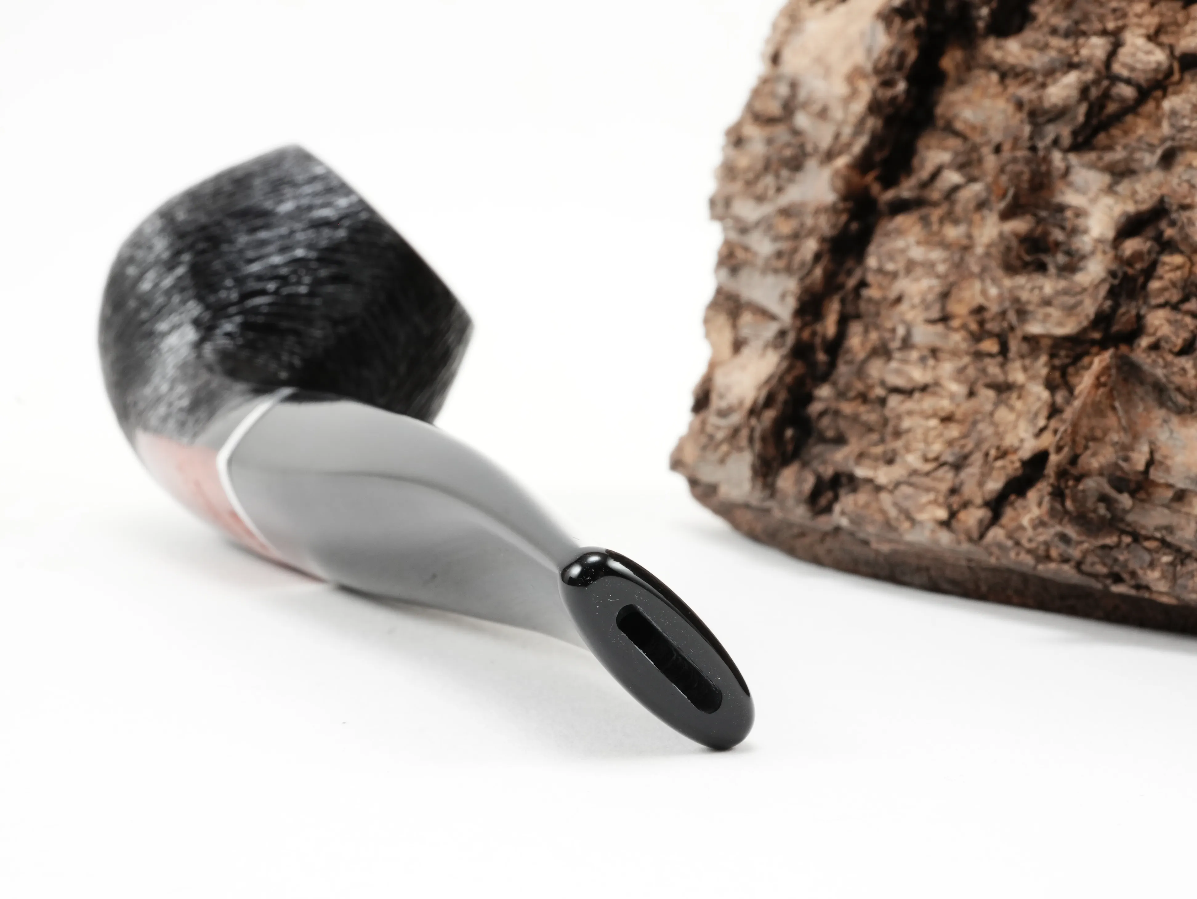 Nahaufnahme des leicht gebogenen schwarzen Acrylmundstücks der Stanwell København Brushed 182 Pfeife mit Bissstelle von hinten