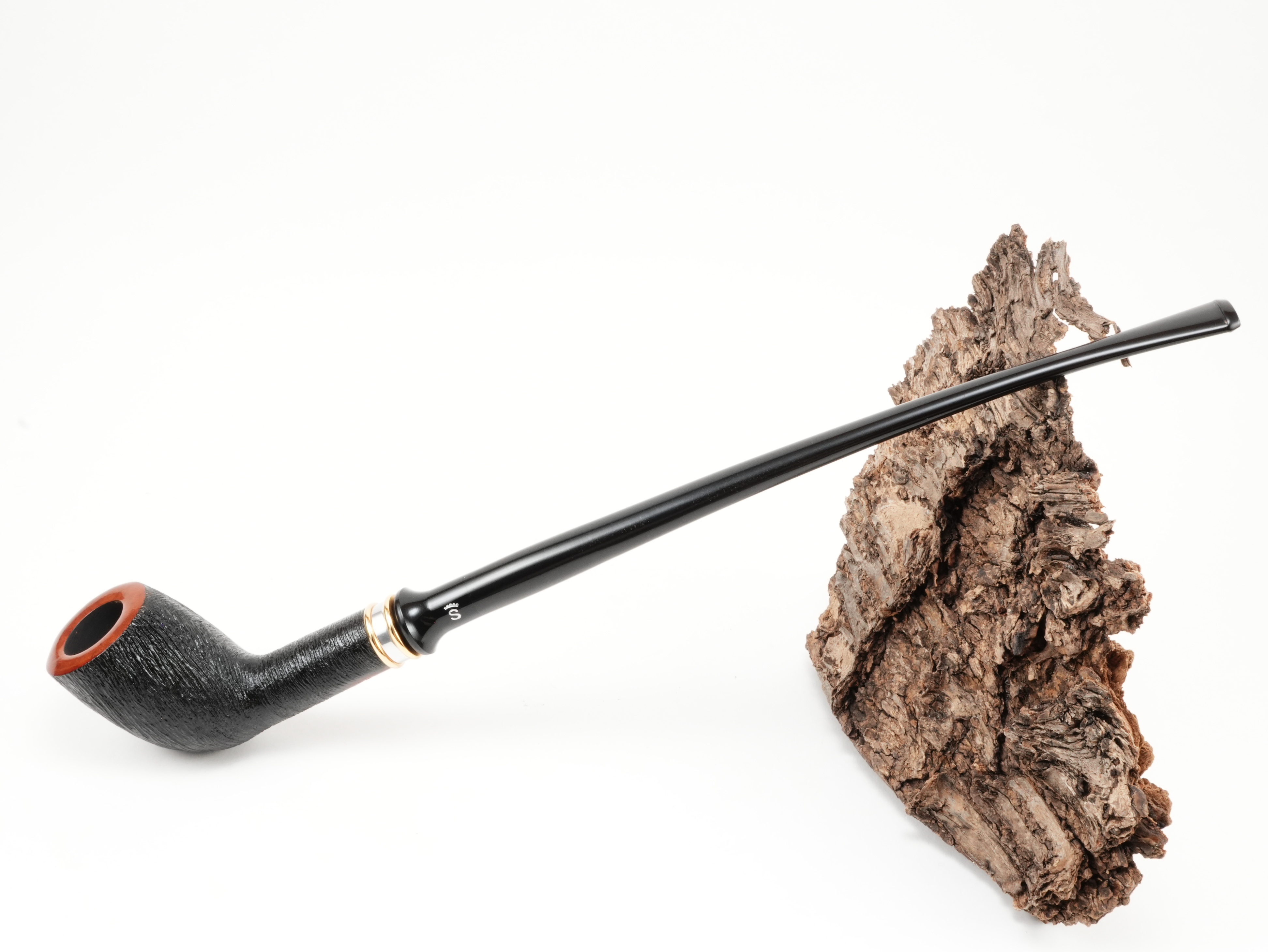 Stanwell H.C. Andersen Brushed 1 Lesepfeife im Albert-Shape mit langem Ebonitmundstück und Metallring – Titelbild schräg von oben