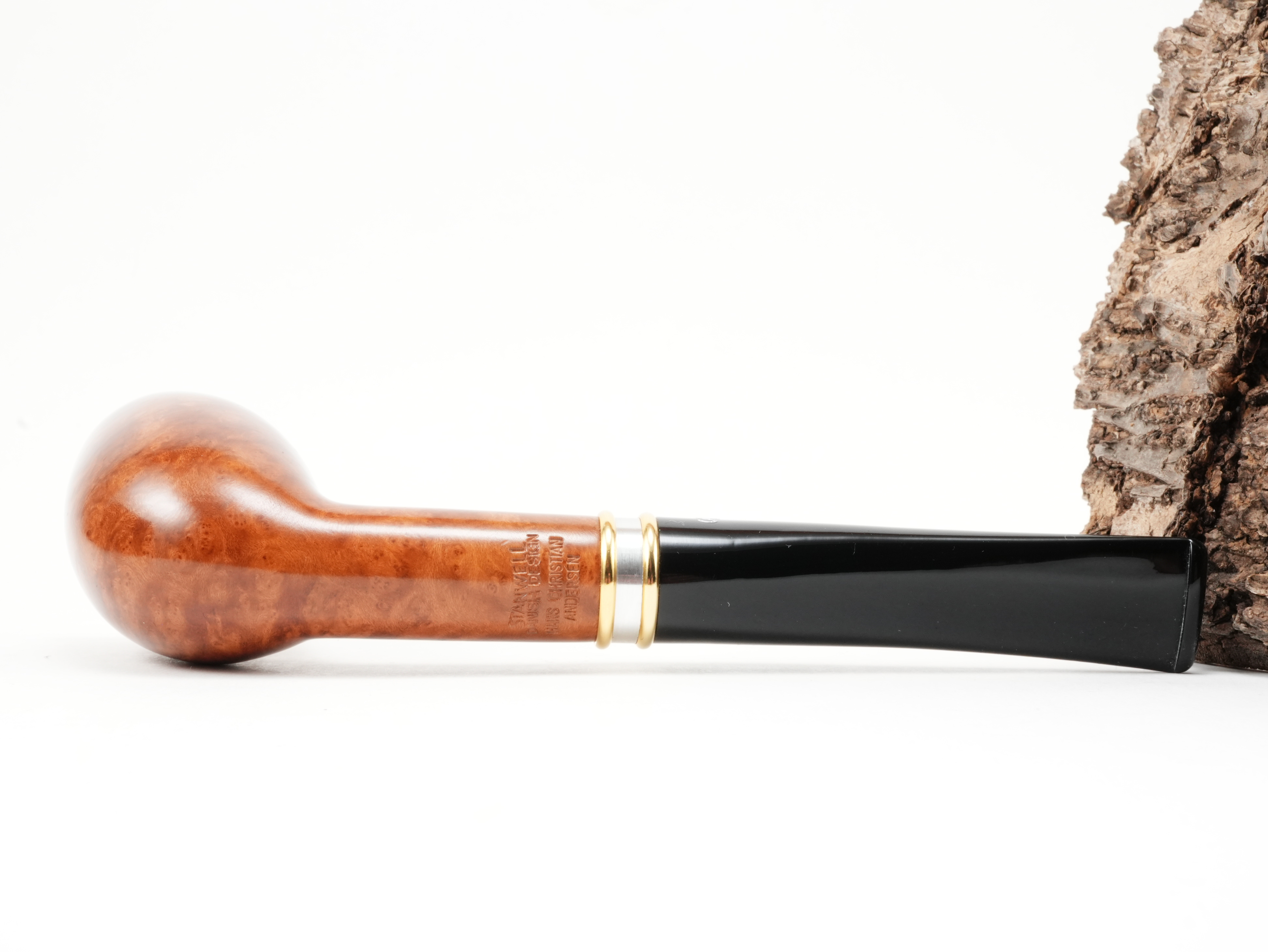 Unterseite des hell-orangebraunen Pfeifenkopfs der Stanwell H.C. Andersen Light 1 mit eingeprägtem Marken-Stempel