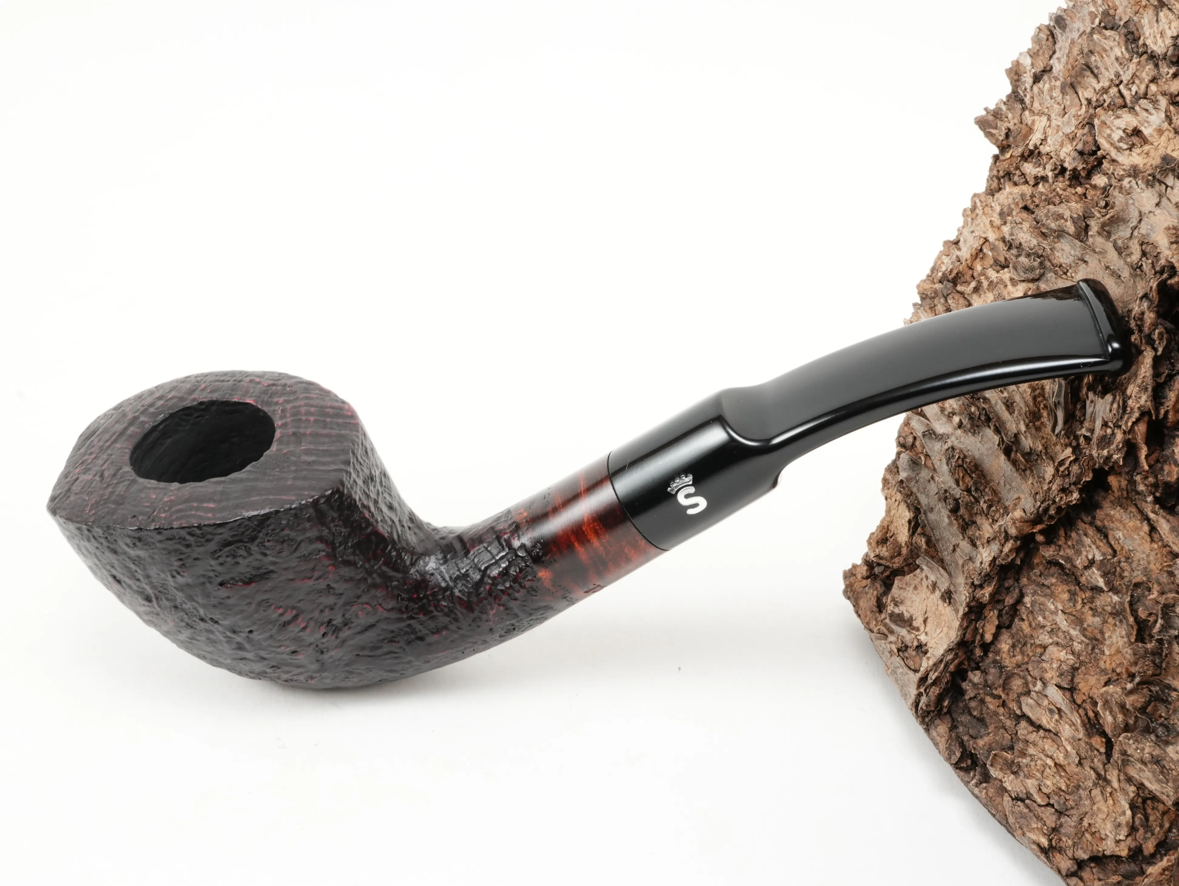Teilsandgestrahlte Stanwell Vario 409 Pfeife Half-Bent Freestyle mit schwarzem Acrylmundstück und Stanwell-Logo – Titelbild schräg von oben