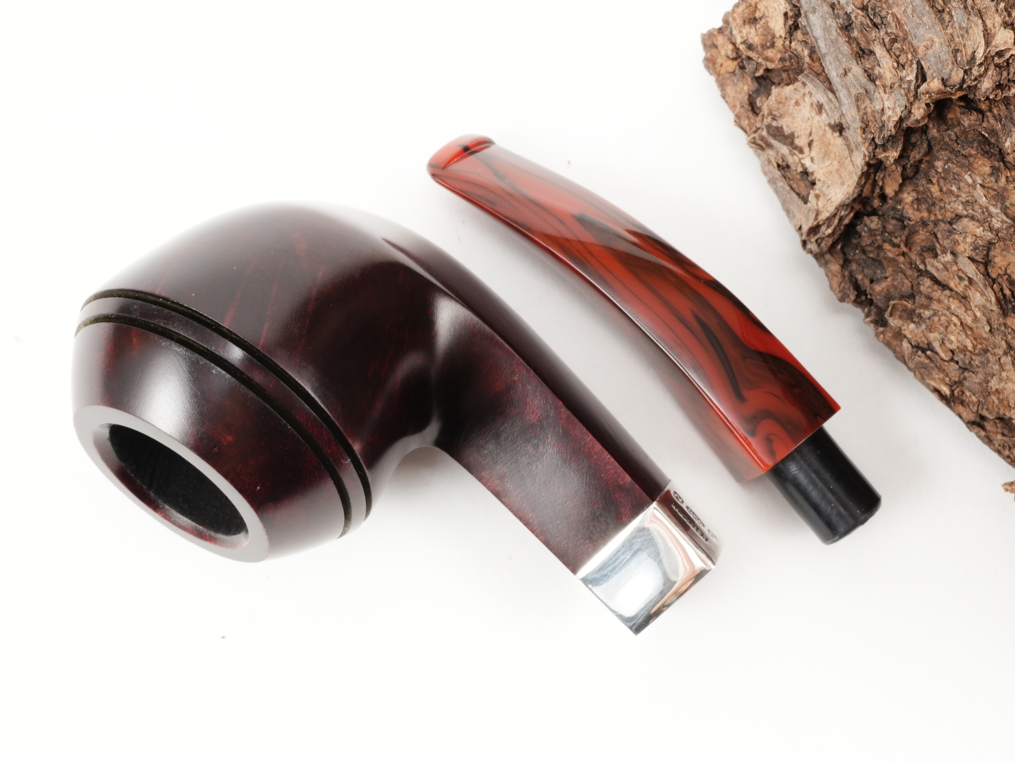 Draufsicht auf die zerlegte Peterson Irish Harp B5 Brown Pfeife mit getrenntem rotbraunem Bulldog-Pfeifenkopf und rot-marmoriertem Mundstück