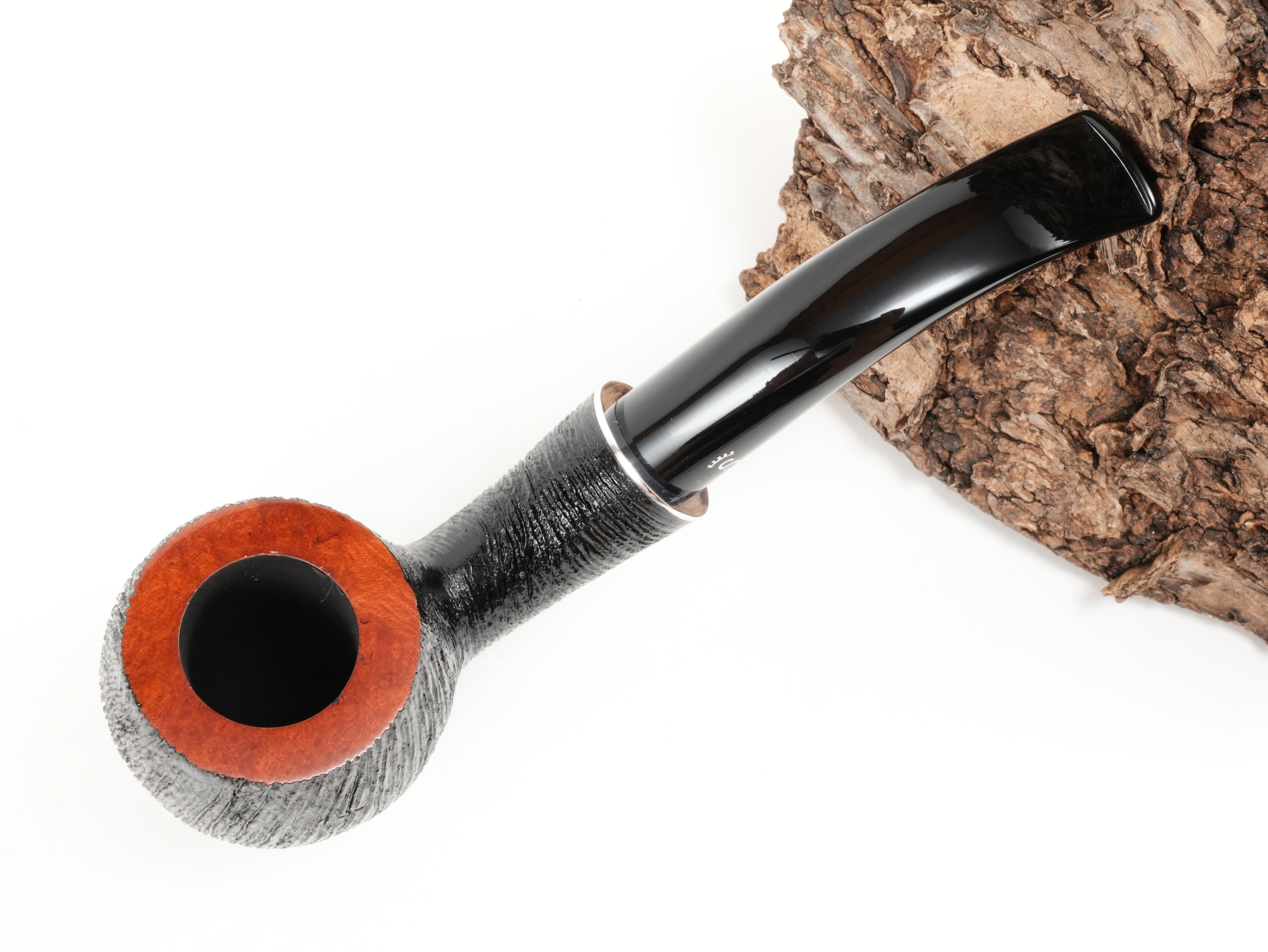 Stehende Stanwell H.C. Andersen Brushed 7 in der Draufsicht mit kurzem Acrylmundstück und Blick auf den rötlich-glatten Kopfrand