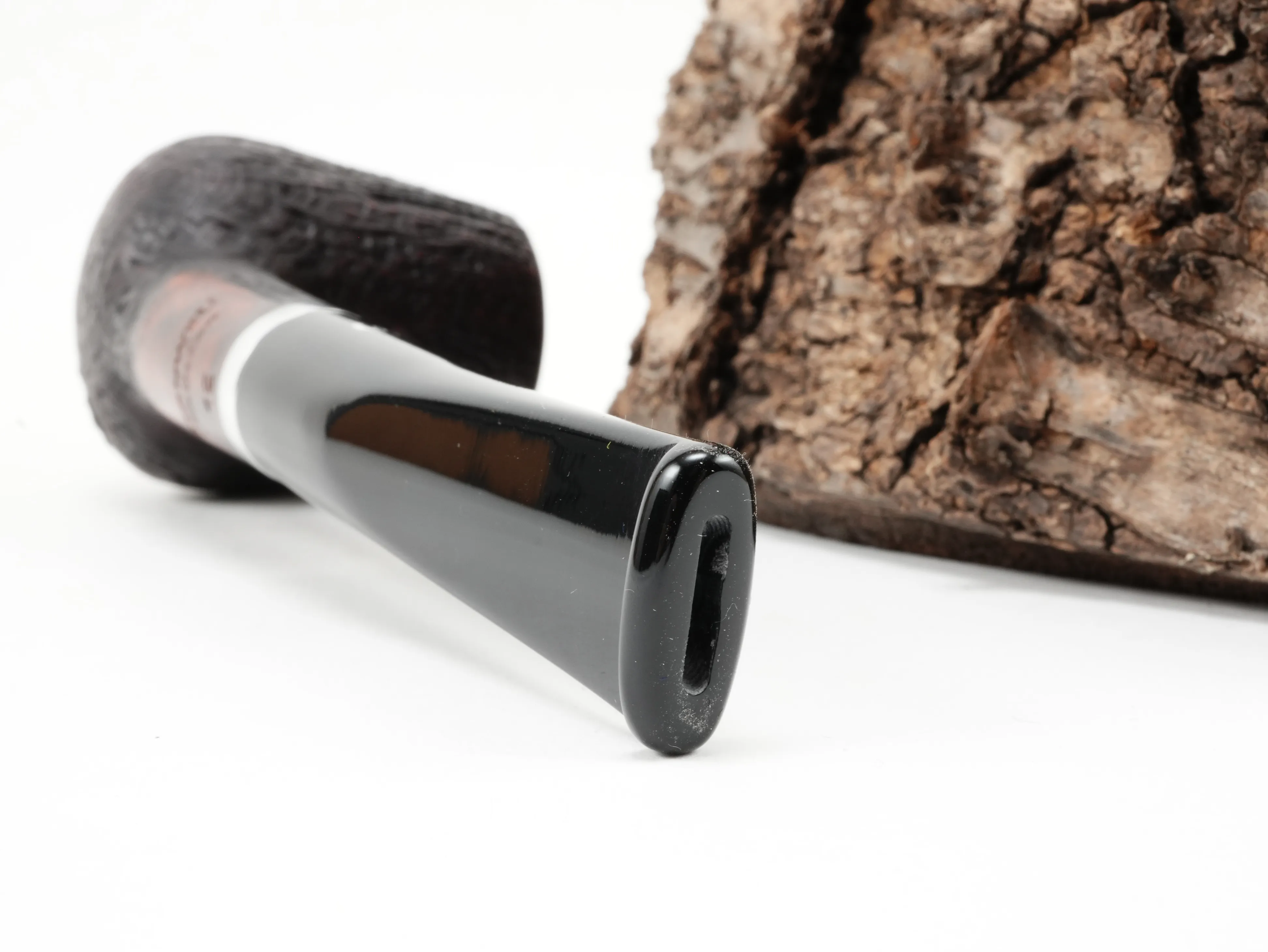 Nahaufnahme des geraden schwarzen Acrylmundstücks der Stanwell København 12 Pfeife mit Bissstelle von hinten