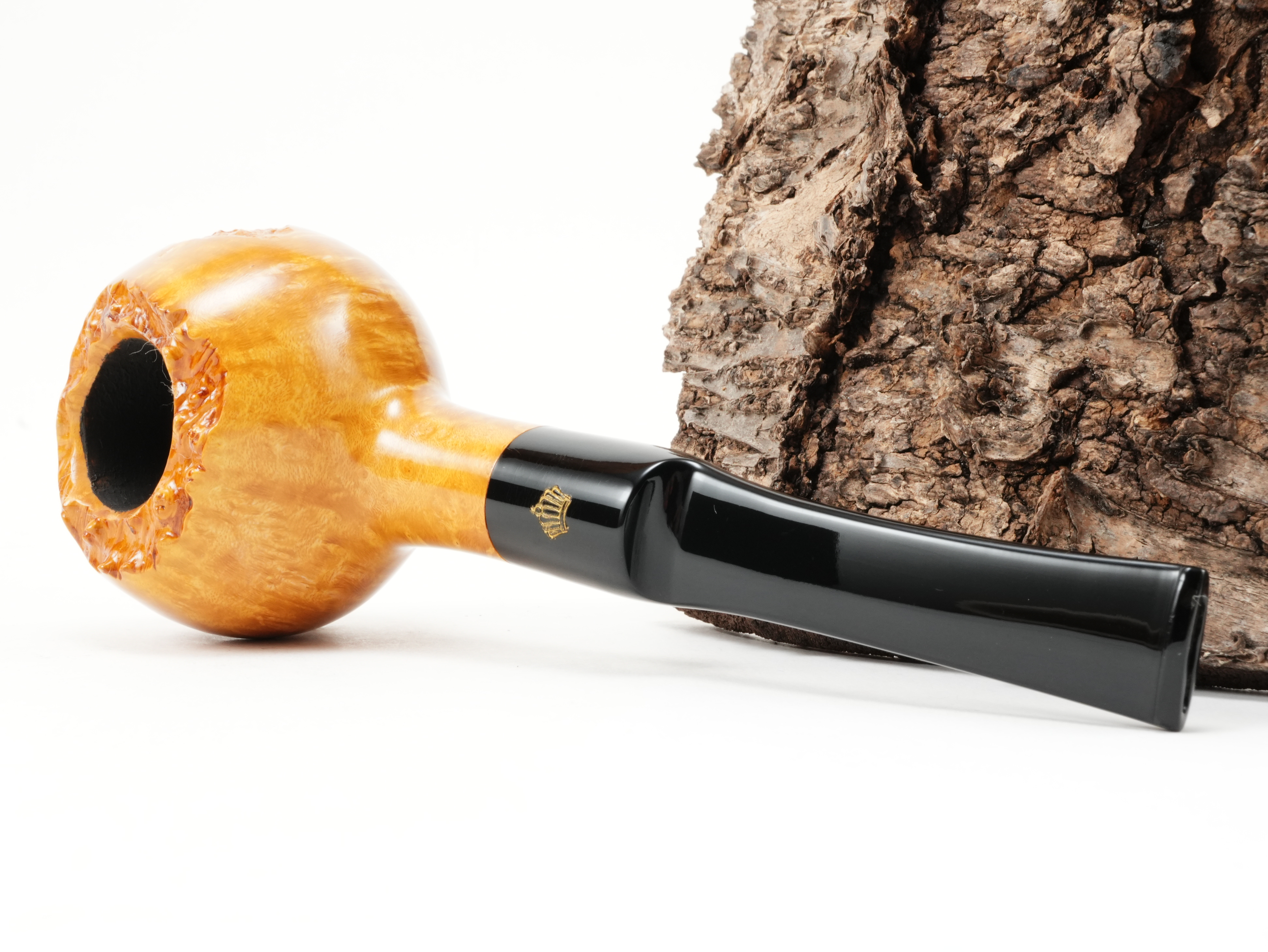 Poul Winslow Crown Viking 707 Pfeife liegend von schräg hinten mit goldener Krone auf dem Acrylmundstück