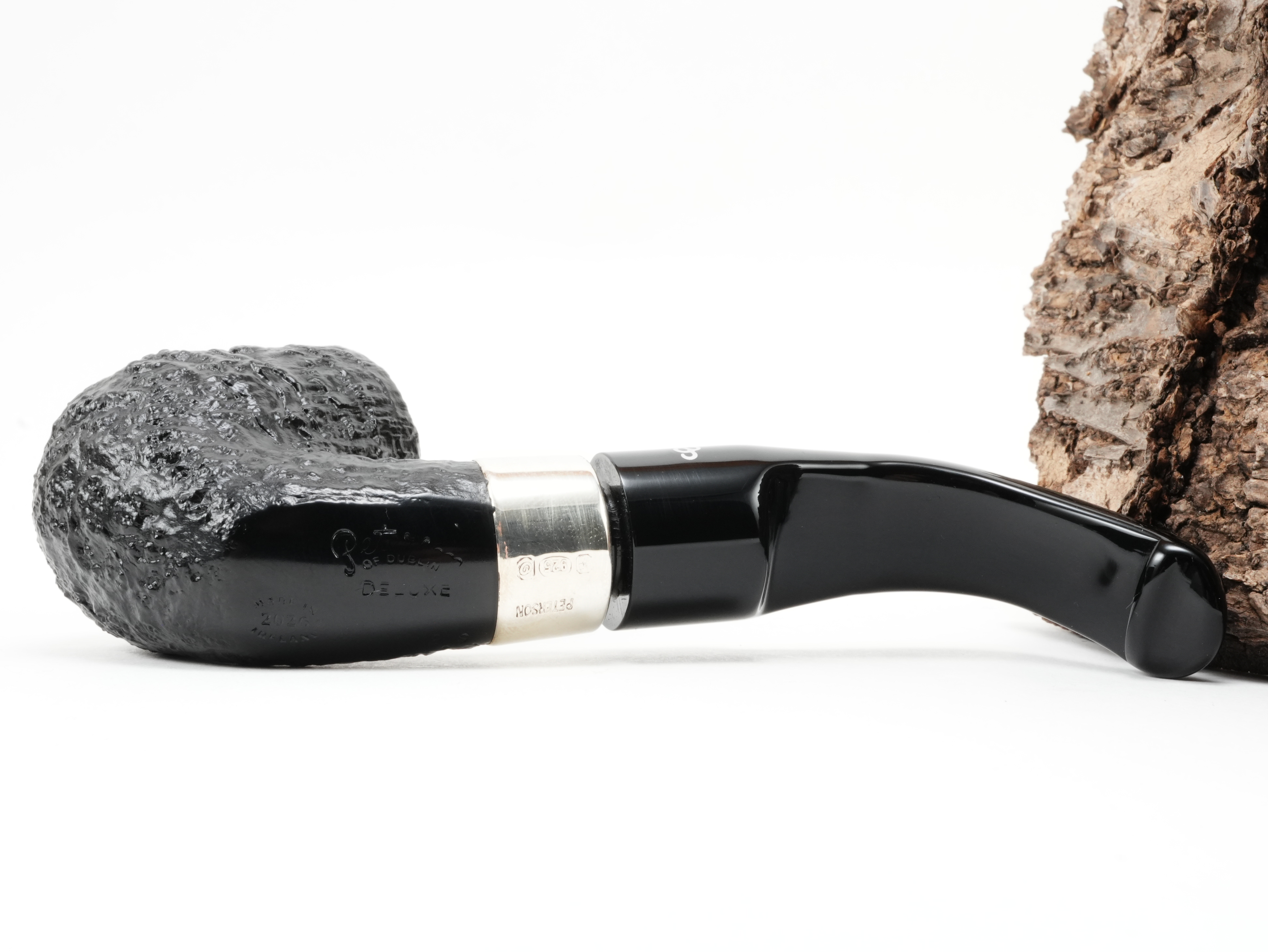 Seitenansicht der Peterson Deluxe System 20s PL sand Pfeife von unten mit glatter polierter Holmfläche, Modellstempelung Peterson Deluxe und Silberstempeln
