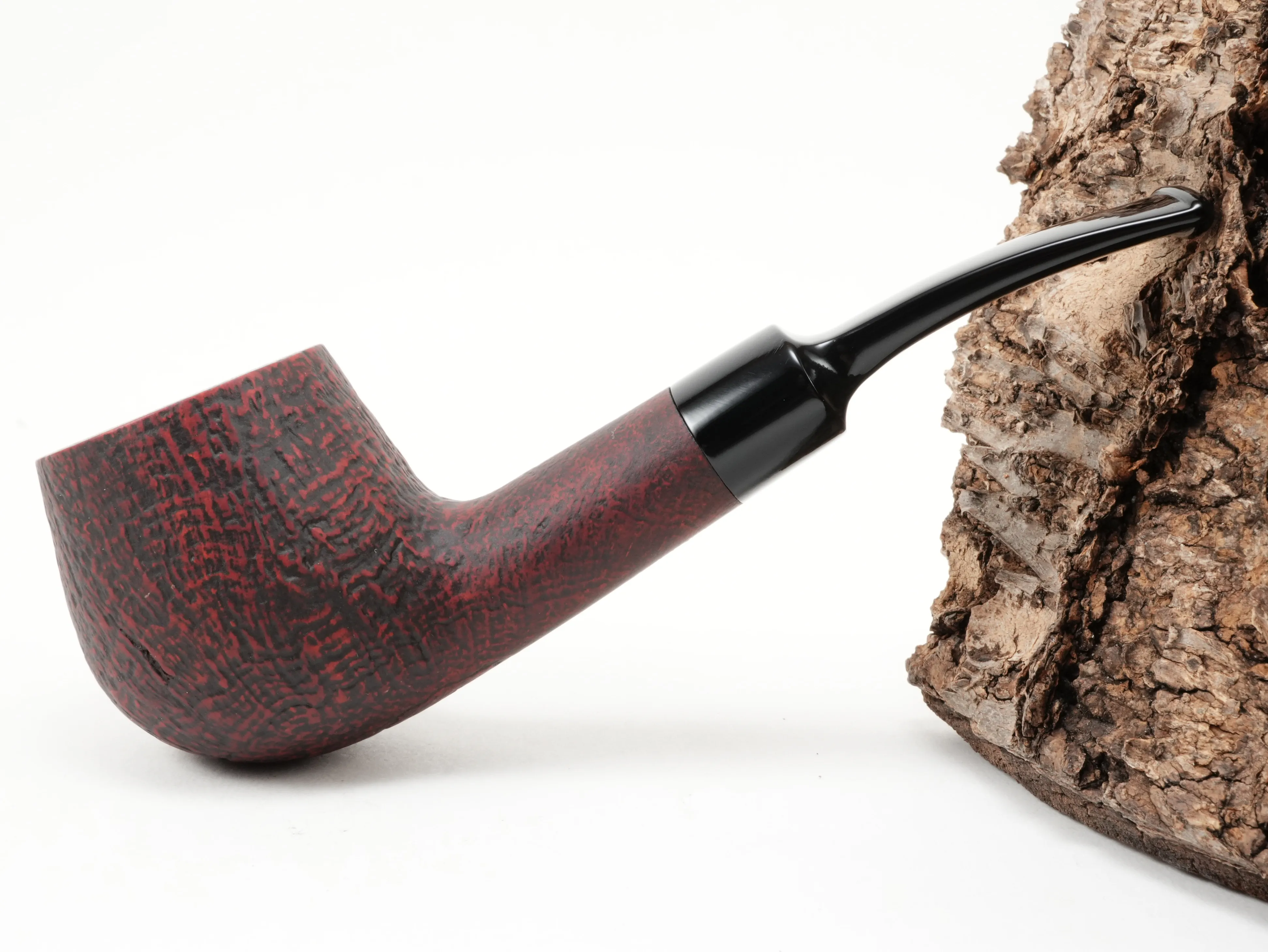 Seitenansicht der leicht gebogenen Vauen SAVANNA 5740 Apple-Pfeife in feuerrot sandgestrahltem Finish
