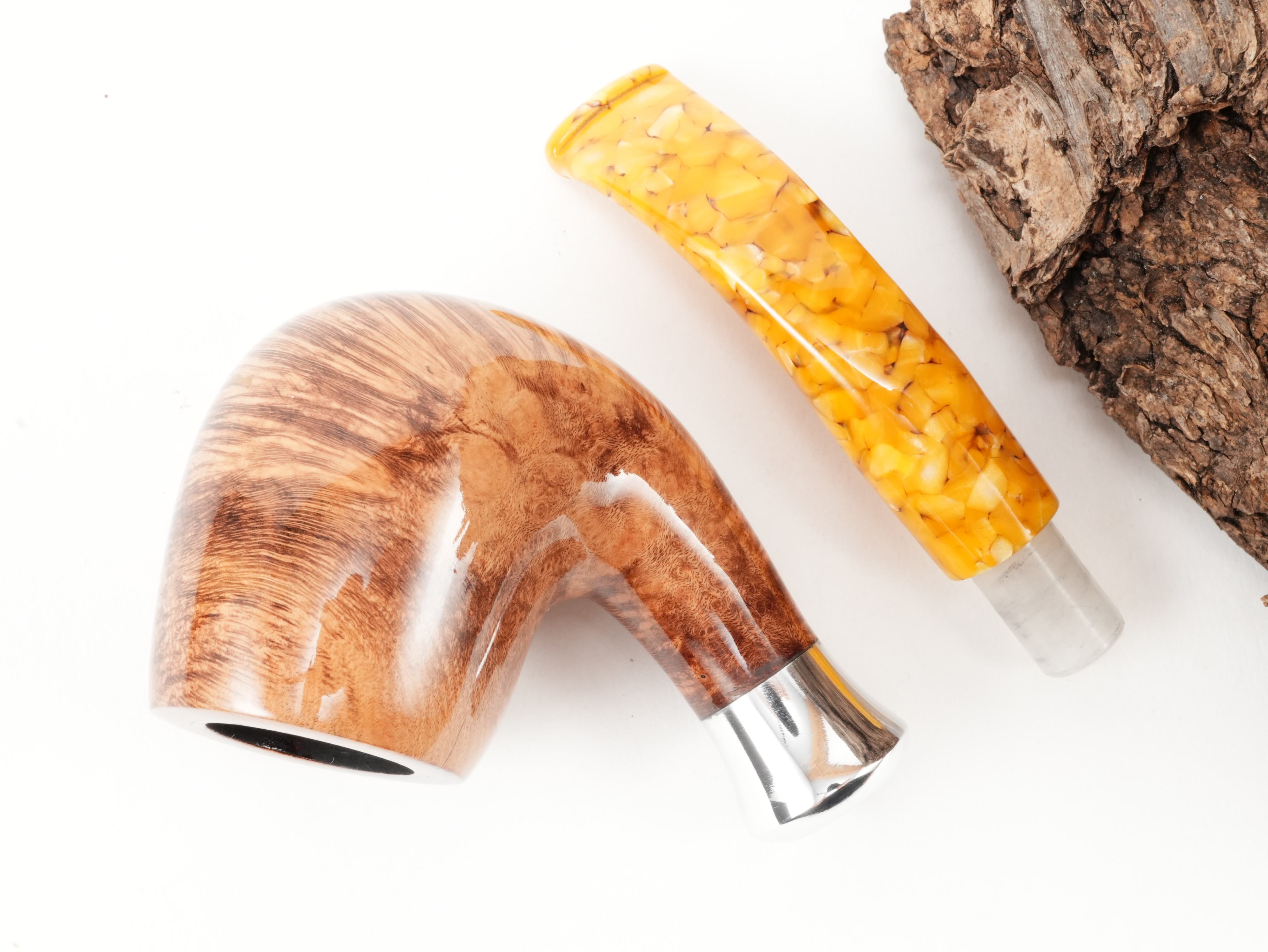 Draufsicht auf die zerlegte db Design Berlin Baltic Amber II 036 Pfeife mit getrenntem hellbraunem Classic-Pfeifenkopf und bernsteinfarbenem Mundstück