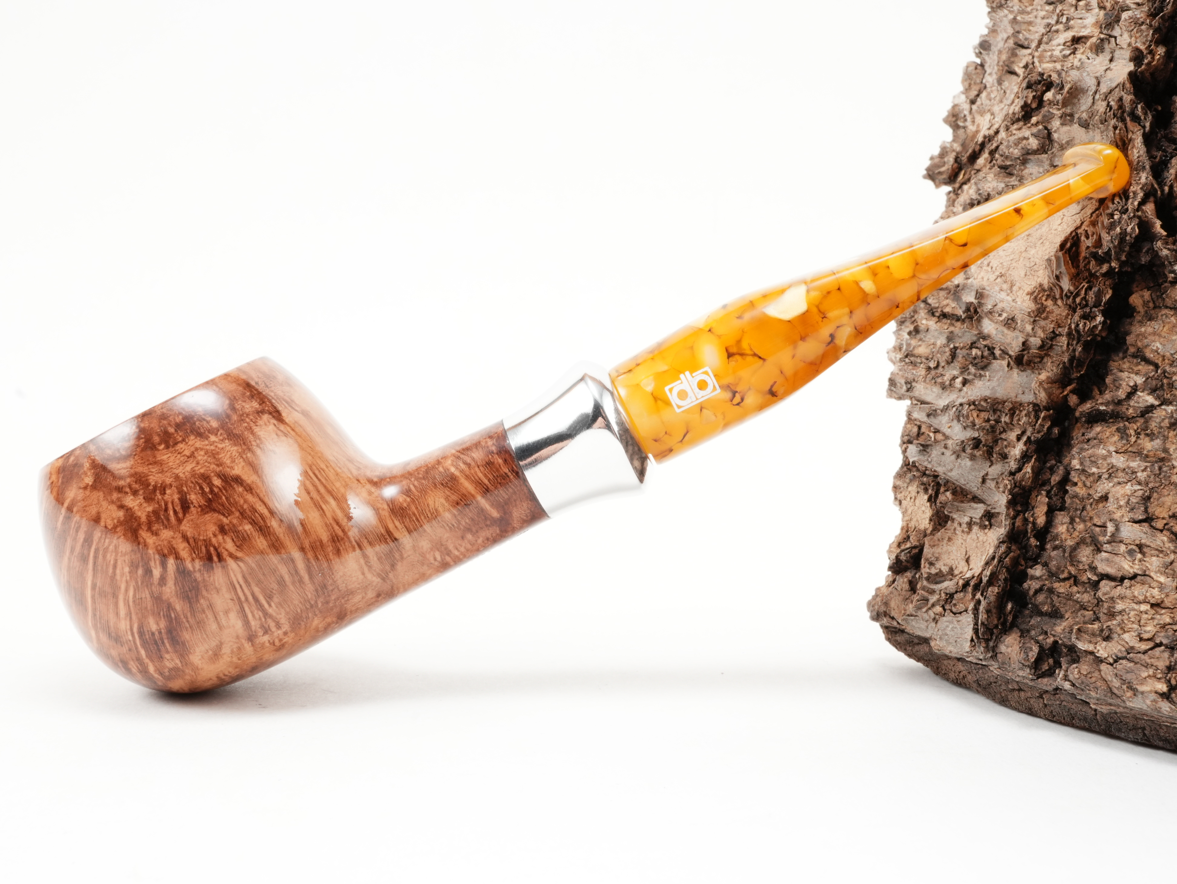 Seitenansicht der geraden db Design Berlin Baltic Amber II 034 Prince-Pfeife mit hellbrauner Bruyère-Maserung und weißem db-Logo am bernsteinfarbenen Mundstück