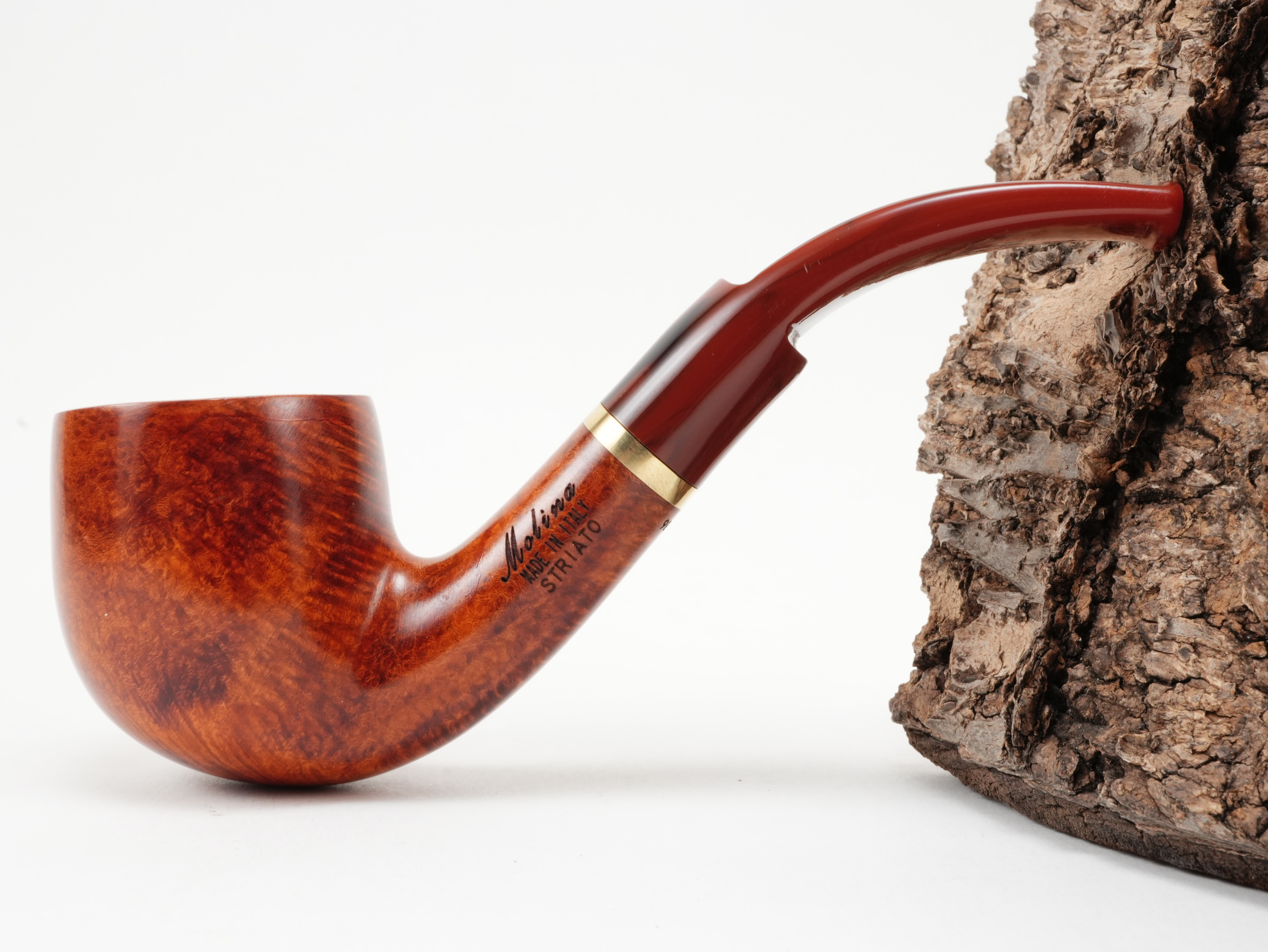 Seitenansicht der Tabakpfeife Molina Striato Terracotta Modell 13 aus terrakottafarbenem Bruyèreholz