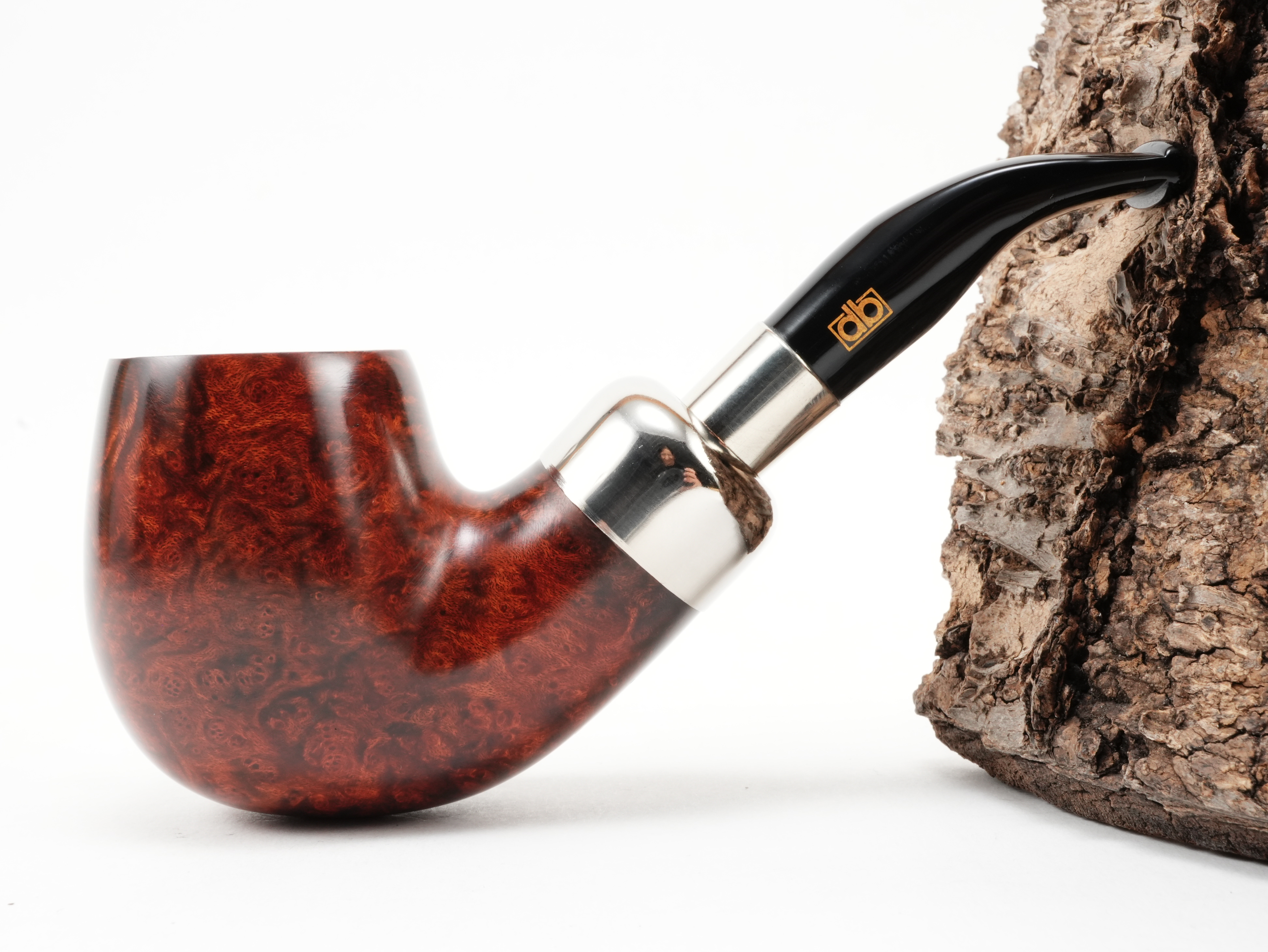 Seitenansicht der gebogenen db Design Berlin Captain 052 Classic-Pfeife mit rotbraun geölter Bruyère-Maserung und glänzendem Spigot-Ring
