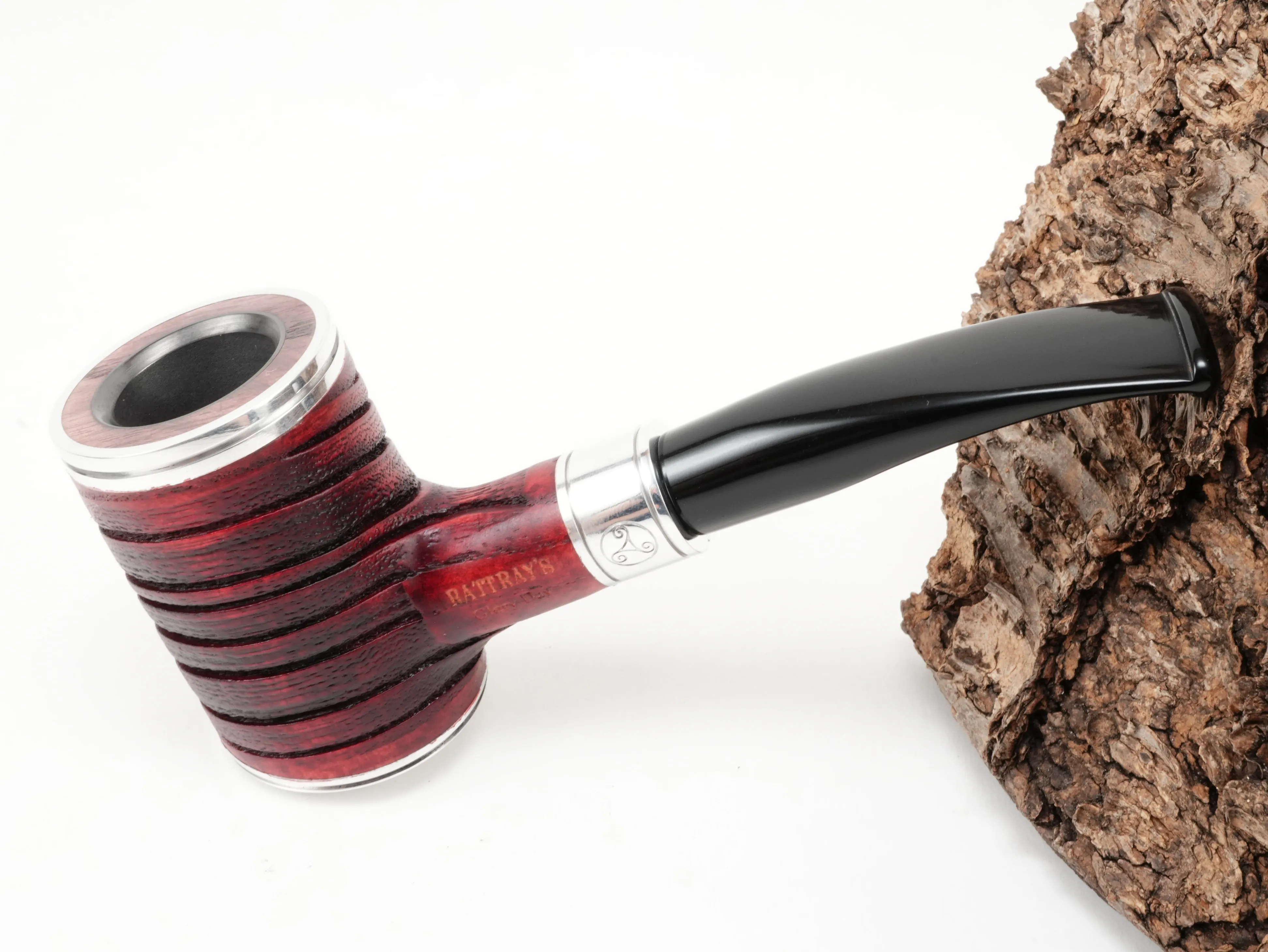 Burgundfarbene Eschenholz-Pfeife Rattray's Glory Day Cap G Burgundy mit Silberring – Titelbild leicht von oben