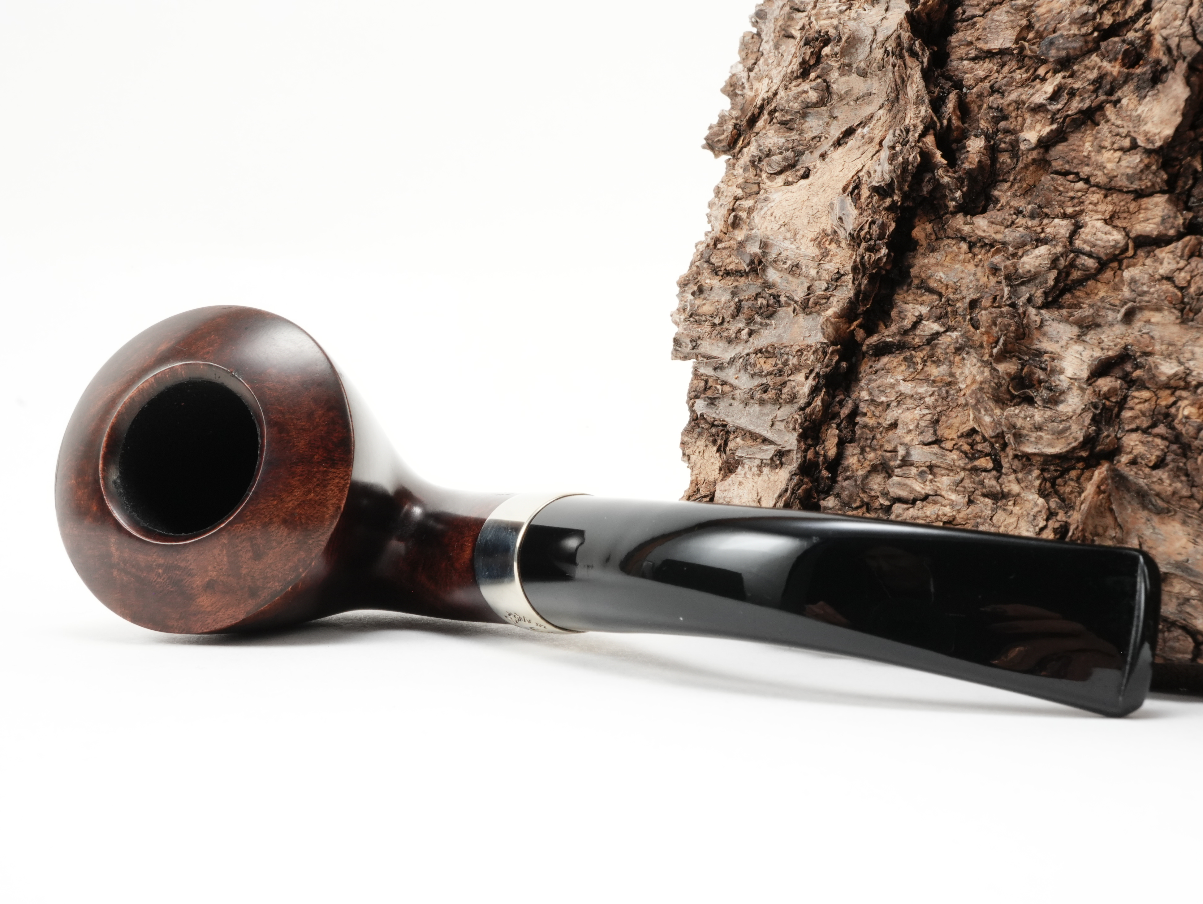 Peterson Aran B10 Nickel Bent Calabash Pfeife flach liegend von der Seite mit Fokus auf den breiten Nickelring am Holm