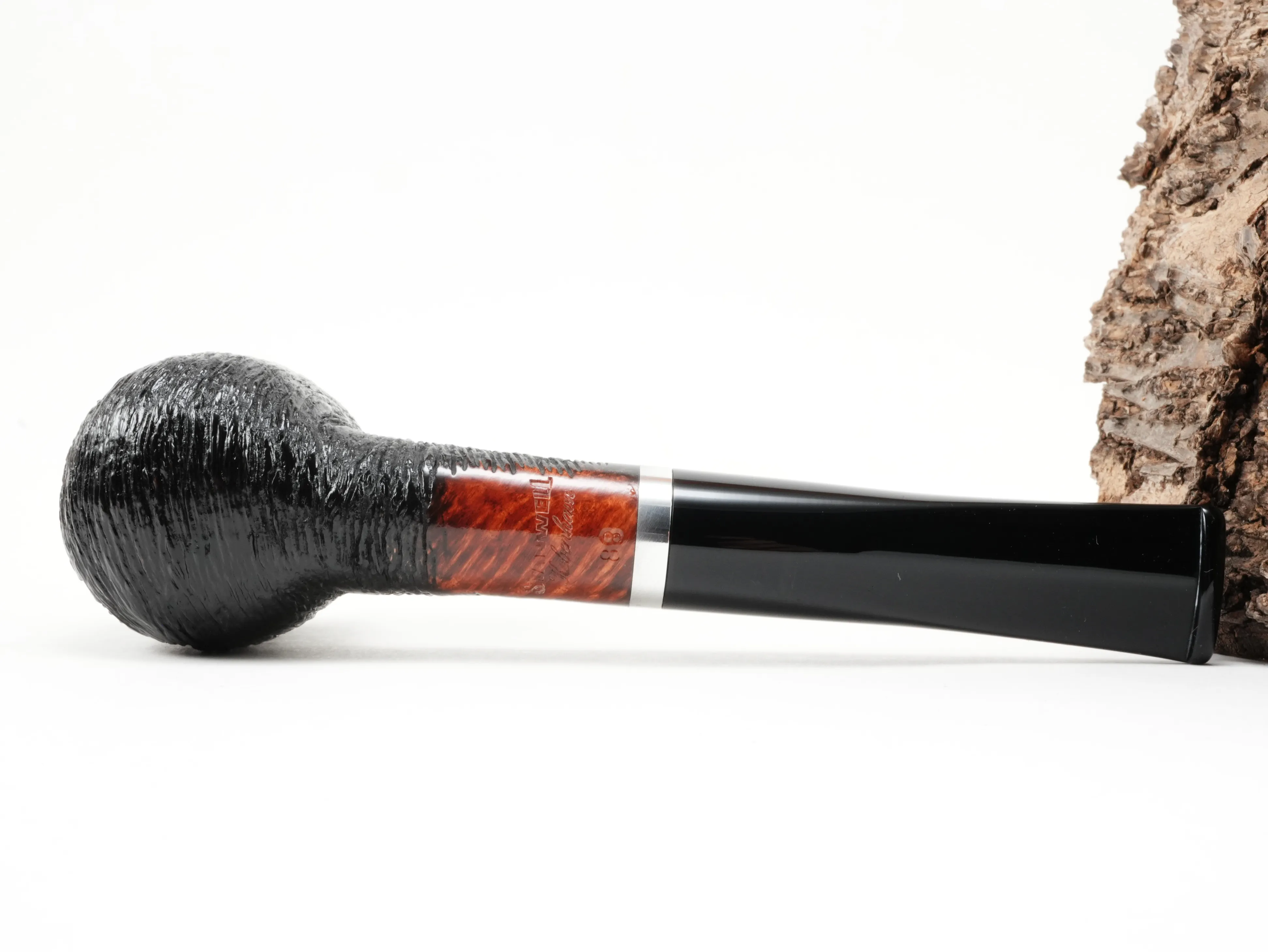 Unterseite der Stanwell København Brushed 88 Pfeife mit glatter rötlicher Fläche und Stempelung Stanwell København 88
