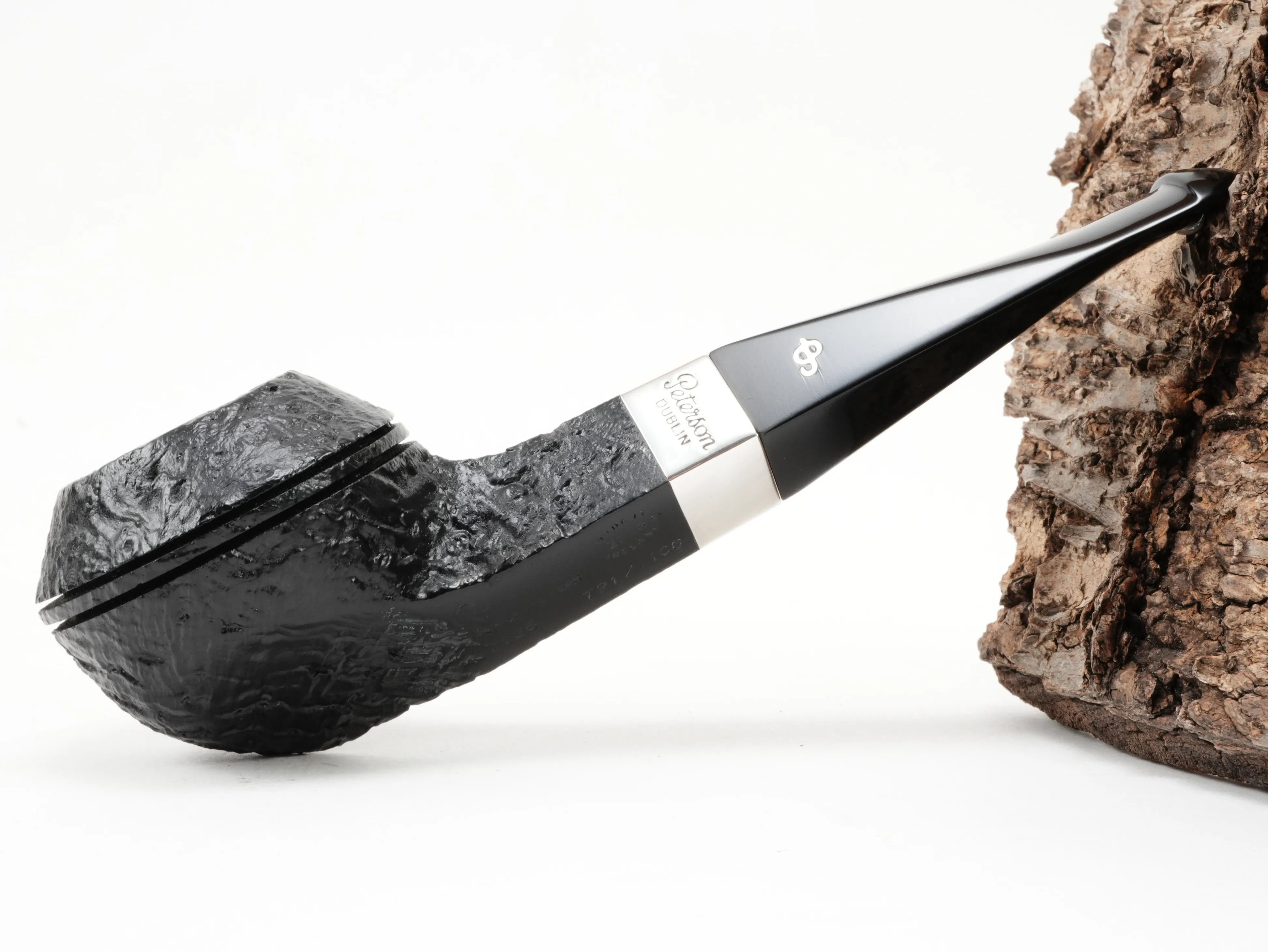 Seitenansicht der sandgestrahlten Peterson Pipe of the Year 2026 Sandblast Pfeife mit Sterling-Silberring